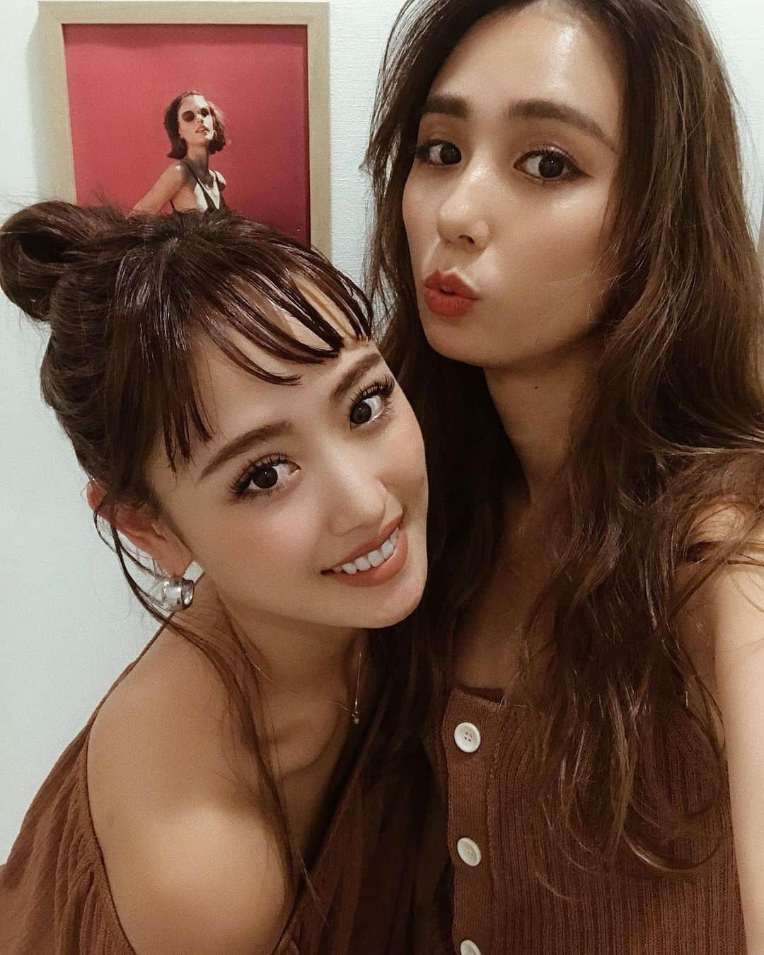 武村沙愛さんのインスタグラム写真 - (武村沙愛Instagram)「. . BROWNかぶり❤︎ 今日もたのしいおねーやん。👯‍♀️ . . #ACYM #AMAIL #ブラウンコーデ  #シミラールック #おそろコーデ #👭」6月10日 21時40分 - sachika_takemura