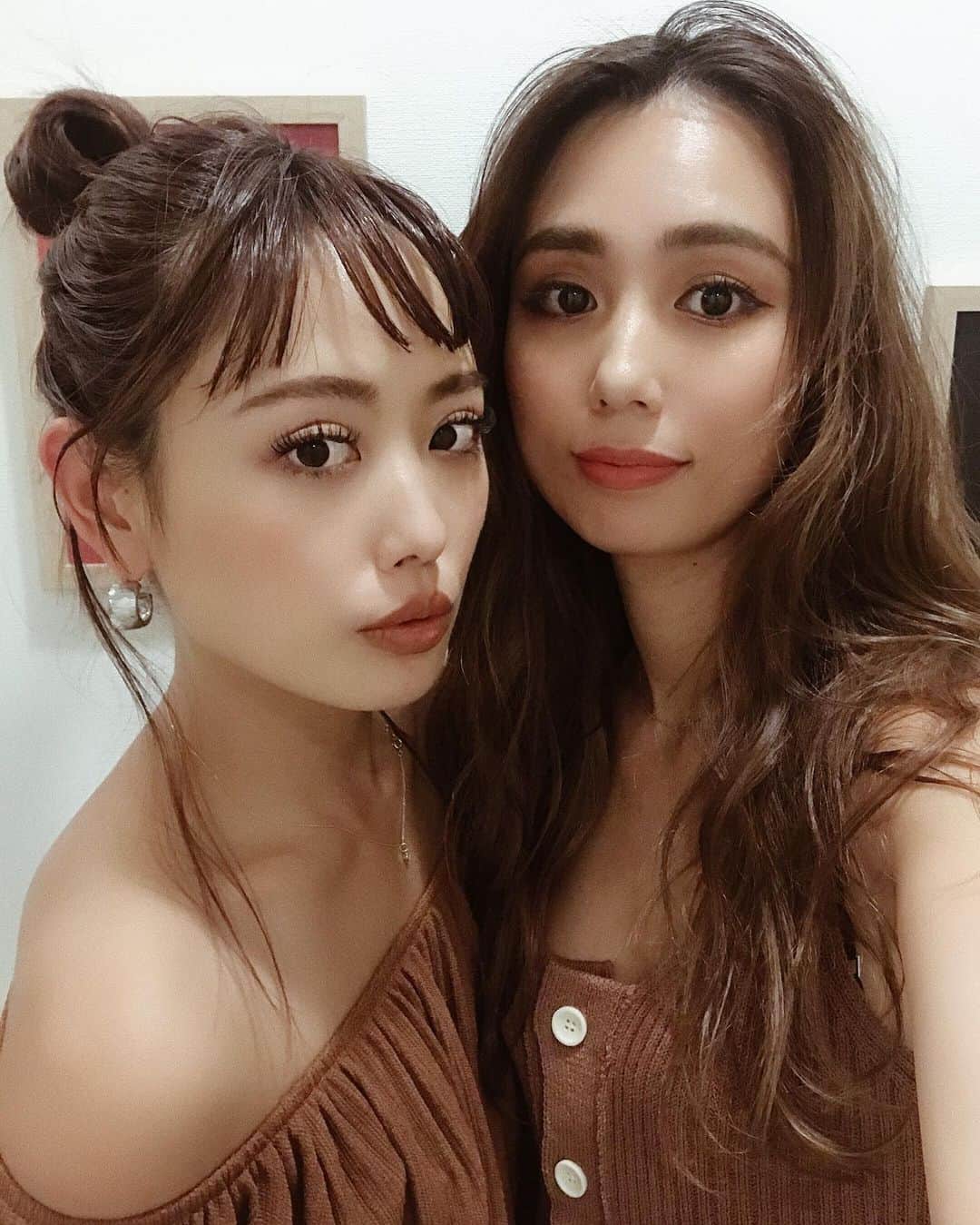武村沙愛さんのインスタグラム写真 - (武村沙愛Instagram)「. . BROWNかぶり❤︎ 今日もたのしいおねーやん。👯‍♀️ . . #ACYM #AMAIL #ブラウンコーデ  #シミラールック #おそろコーデ #👭」6月10日 21時40分 - sachika_takemura