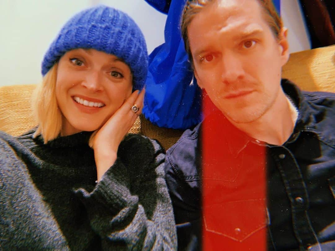 ファーン・コットンさんのインスタグラム写真 - (ファーン・コットンInstagram)「Sod this weather. Hiding in cafes with my ❤️」6月10日 21時42分 - fearnecotton