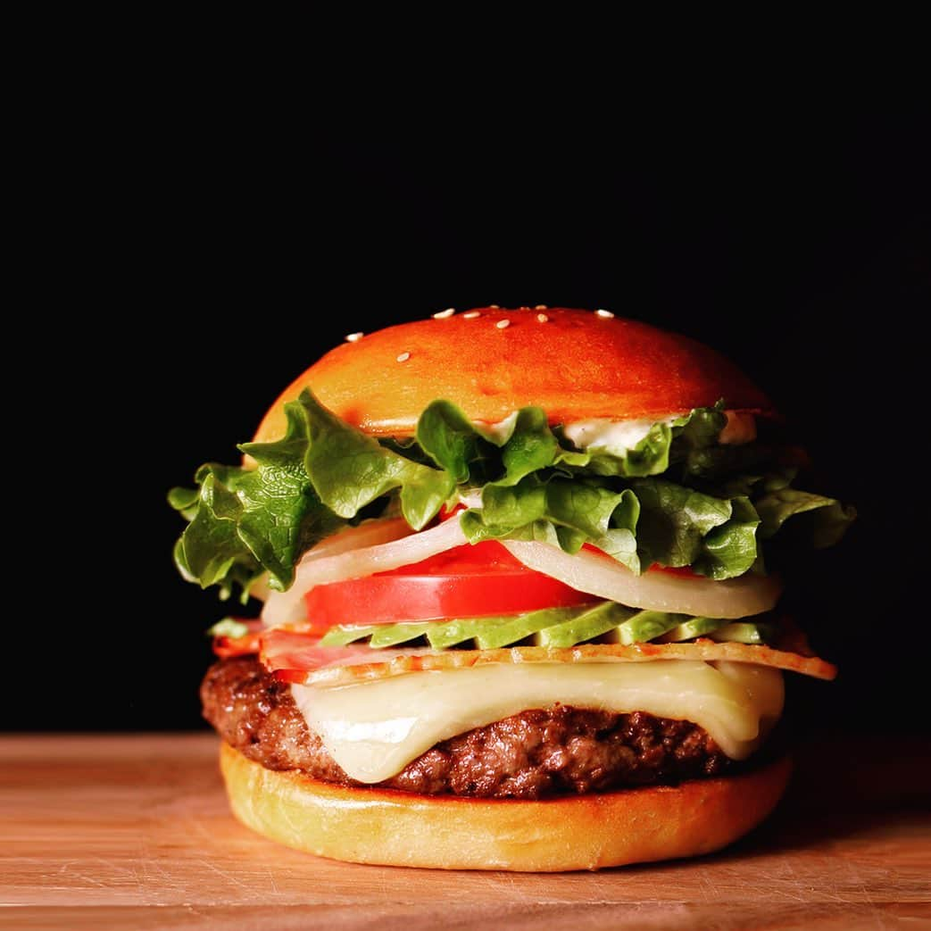 ホテル ニューオータニさんのインスタグラム写真 - (ホテル ニューオータニInstagram)「OPTIMUM BURGER﻿ TRADER VIC’S TOKYO﻿ This is not your regular burger but absolute premium burger! OPTIMUM BURGER features USDA Prime beef patty, tomato, avocado, onion, bacon, mozzarella cheese sauce and  original horseradish sauce.﻿ ﻿ OPTIMUM BURGER﻿ トレーダーヴィックス東京﻿ U.S.プライムビーフ100％でつくりあげた大迫力なパティを、アボカド、トマト、オニオン、ベーコンで覆い、魅惑のモッツァレラソースをたっぷりと。仕上げに特製ホースラディッシュソースを使用した、素材本来の味を楽しめる「王道バーガー」です。﻿ ﻿ 【Instagramキャンペーン開催中！】﻿﻿ ①当アカウントをフォローする﻿﻿ ②@hotelnewotanitokyo をタグ付けする﻿﻿ ③#オータニバーガーフェス のハッシュタグを付ける﻿﻿ ﻿﻿ 上記を満たした投稿をした方の中から抽選で、豪華レストラン招待券などが当たります！奮ってご参加ください。﻿﻿ ﻿﻿ #トレーダーヴィックス東京 #ハンバーガー #バーガー #パティ #ハンバーガー巡り #赤坂 #ホテルニューオータニ #tradervicstokyo #humburger #burger #japaneseburger #premiumburger #patty #tokyo #tokyoburger #akasaka @hotelnewotanitokyo」6月10日 21時43分 - hotelnewotanitokyo