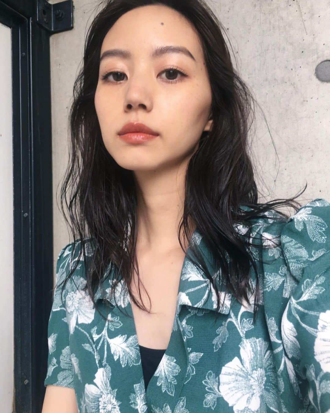 Shiho Sasakiのインスタグラム：「せっかく素敵なデータをもらったのに UPし損ねていたコーデ👖 カプセルコレクションを着ると いつもよりちょっといいお姉さんになれるような気がして嬉しい🍷 デニムはロング丈着用です👏 ストーリーのリンクからアイテム詳細チェック出来るのでぜひ✈️ #MOUSSY#MOUSSYSNAP#capsulecollection#MOUSSYJEANS」
