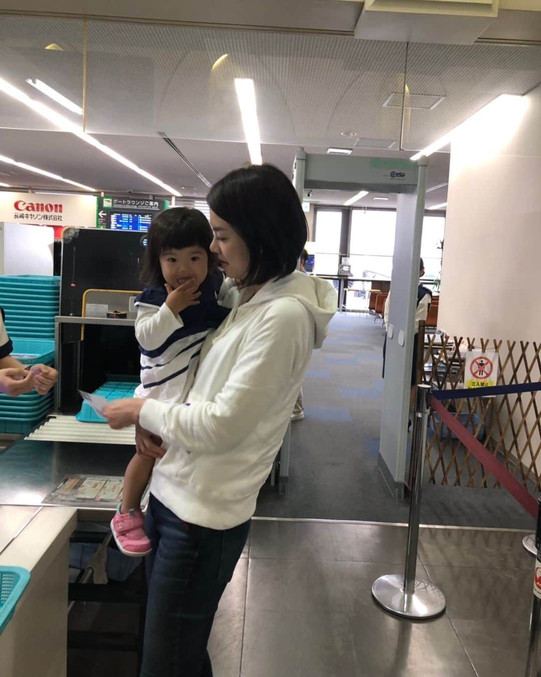 中川聴乃さんのインスタグラム写真 - (中川聴乃Instagram)「姪っ子と初めての飛行機✈️ 楽しい旅になったね✨ ・ ・ #姪っ子 #大好きすぎる  #良く話すようになりました  #テレビ電話  #すぐにバイバイされる #悲しい」6月10日 21時43分 - nakagawaakino24