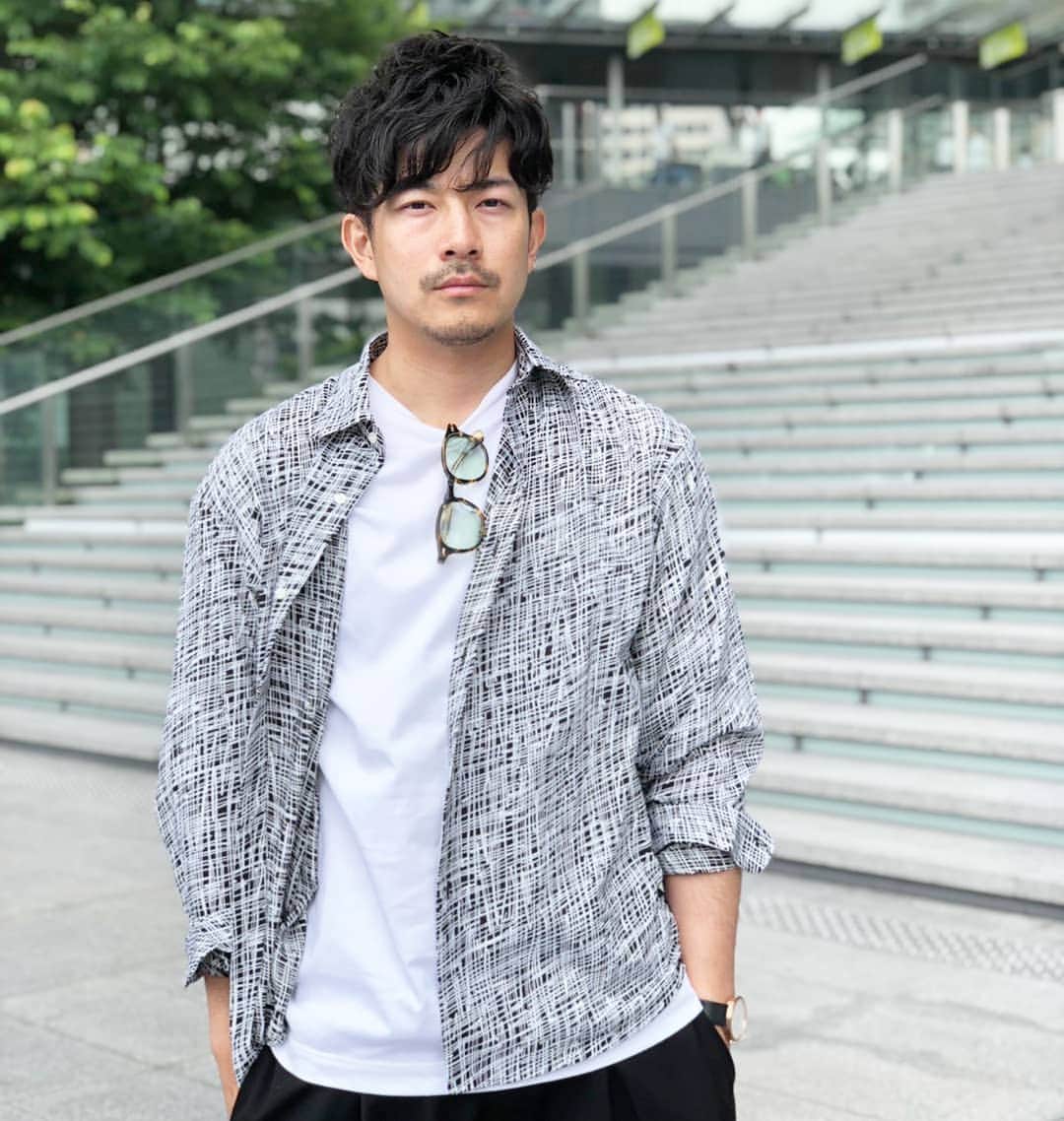 小堀正博のインスタグラム：「暑かったり涼しかったり雨降ったり晴れたりで格好も大変。 梅雨仕様にちょっとパーマスタイルにしてみました。 パーマ男子はお好き？  本日のコーデ。  オブレクト(@oblekt.jp )の白Tシャツ TAKEO KIKUCHI(@tk.takeokikuchi_official )のシャツ Iuis(@luis_official___ )のワイドパンツ Mavenwatch(@mavenjapan )の時計 ガストンルーガ(@gastonluga )のリュック スペインの靴  でございました。 参考になればと思います。  #小堀正博 #役者 #受験 #受験生 #大阪 #梅田 #神戸 #関西 #猫 #cat #cats #猫好き #インスタ映え #関西モデル #ヨーロッパ #海外旅行 #メンズ #ファッション #fashion #メンズコーデ #東京 #難波 #京都 #japan #osaka #おしゃれ #今日のコーデ #シャツ #白Tシャツ #oblekt」