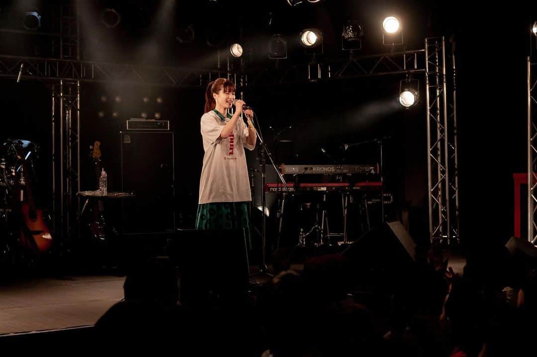 渕上里奈のインスタグラム：「⁑ アンコール  あの新しいコール 嬉しかったな 〜〜 . 新曲も気に入ってくれてたら 嬉しいです 。 実は 、、 1番のサビを2番の歌詞で歌ってしまったところがあってね 、もちろん新曲じゃけ誰も気づかんけどね 、 聴いてもらいたかったのに 、、 と悔しい気持ち 。 これからもっと歌い込んでいきます！」