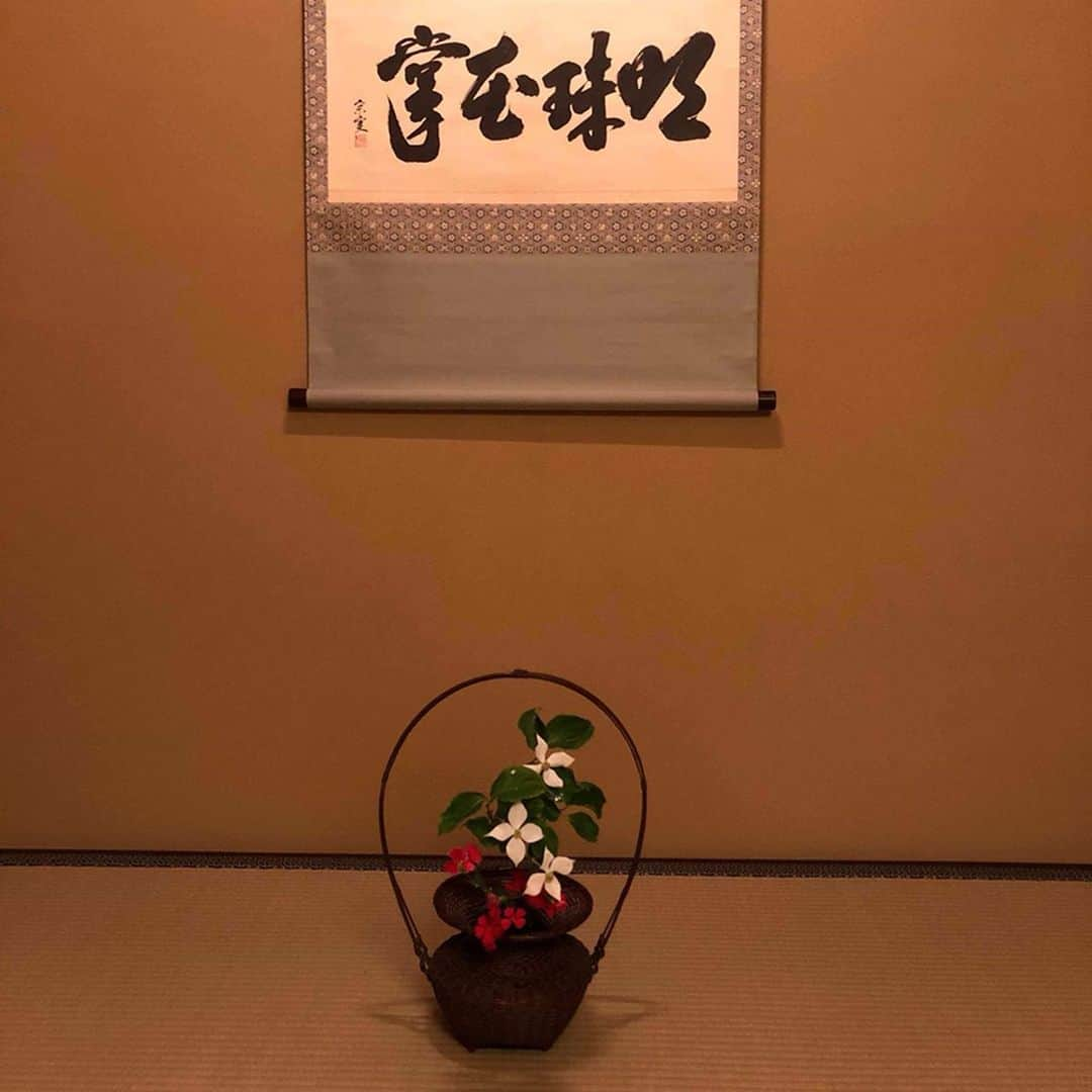 播戸竜二さんのインスタグラム写真 - (播戸竜二Instagram)「『茶道』 ・ アスリート茶会をしました！アスリートが茶道を勉強する会です！ ・ 遠州流茶道小堀宗翔さんに茶道を習いました！ ・ 習ったというか、茶道に触れるチャンスをいただきました！ ・ 昔から興味があったので、いつかやりたいと思っていたところ、宗翔（そうしょう）さんと知り合う機会を得ました。 ・ 石川直宏と一緒に楽しくお茶を飲み、たててきました。 ・ 初めて経験した茶道は、深く、深く、深過ぎるモノでした。 ・ お茶というモノを通して、自分と向き合う事だと感じました。 ・ 同じたて方をしても、心の持ちようで全然違う味になりました。 ・ 少しずつ、少しずつ勉強したいと思いました。 ・ 陶芸家の山田翔太さんに、器をプレゼントしてもらいました🍵 ・ 力強い器です！ ・ 宗翔師匠！ありがとうございました！これからもよろしくお願いします！ ・ ・ #遠州流茶道 #小堀宗翔 #茶道 #アスリート茶会 #精神 #山田翔太 #陶芸家 #丸井さん #伊勢丹」6月10日 21時52分 - ryuji_bando