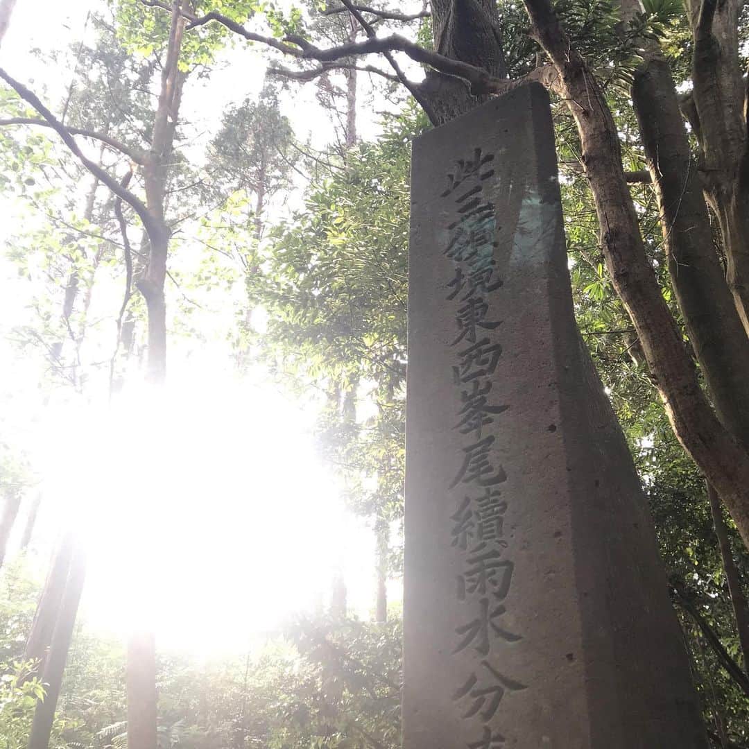 のインスタグラム：「ずっと気になっていた「三領石」を見に行ってきました。 九陶沿いの道を波佐見方面に向かう途中に案内が見えてくる「三領石」。 . 1700年代に、 陶磁器の焼成に使う木材の取り合いを整備するために建てられた！？石碑。 . 三角柱になっていて、 それぞれの面に、 佐賀領有田郷、 大村領波佐見郷、 平戸領早岐郷、 と記されていました👀‼️ . #歴史跡  #三領石  #有田町  #aritajapan」