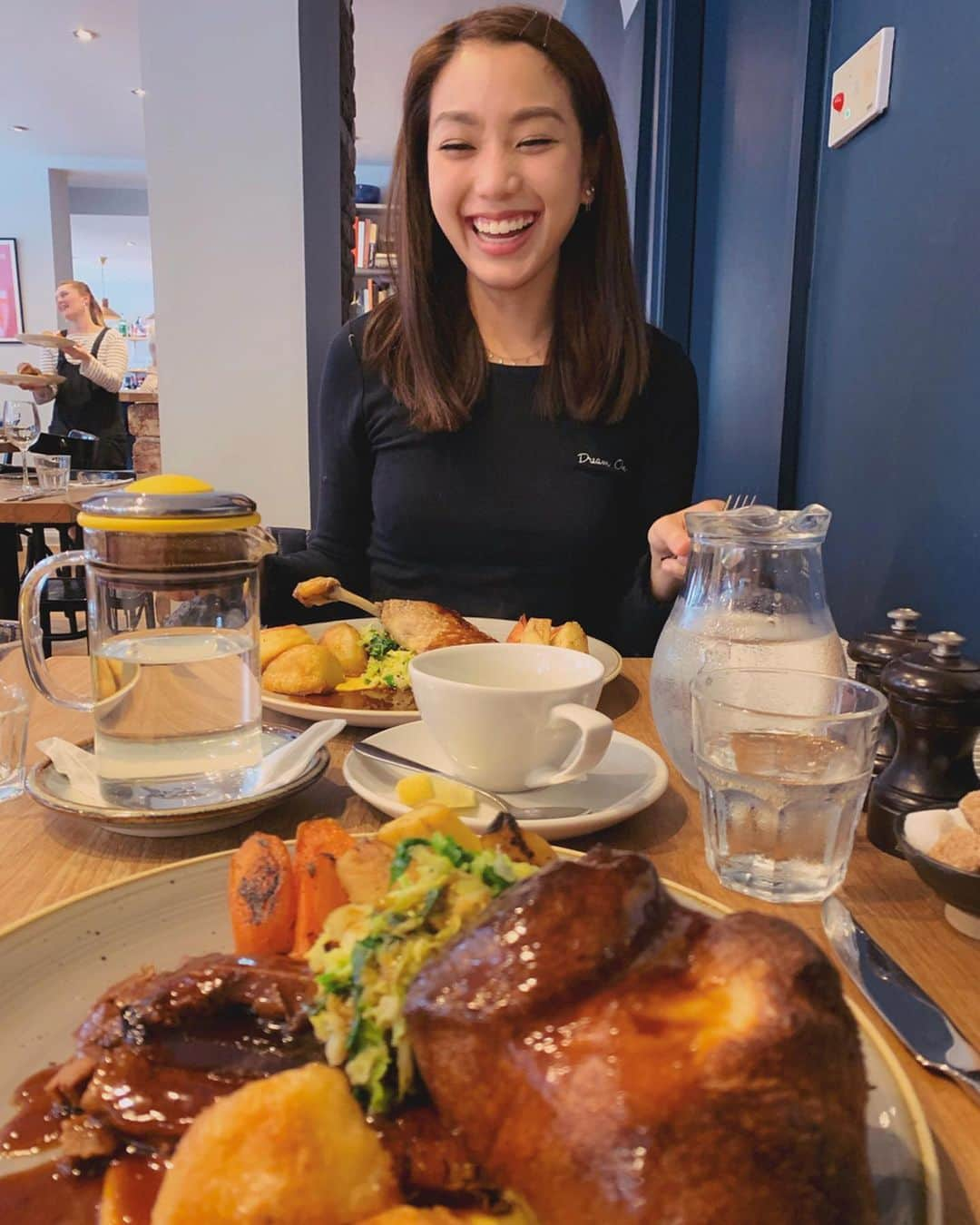 レスレイ・チアンさんのインスタグラム写真 - (レスレイ・チアンInstagram)「First time having Sunday Roast and Yorkshire Pudding! Can you tell how happy I am? 🙈🇬🇧❤️ #sundayroast #yorkshirepudding #england #withmylove」6月10日 22時05分 - lesleychianglove