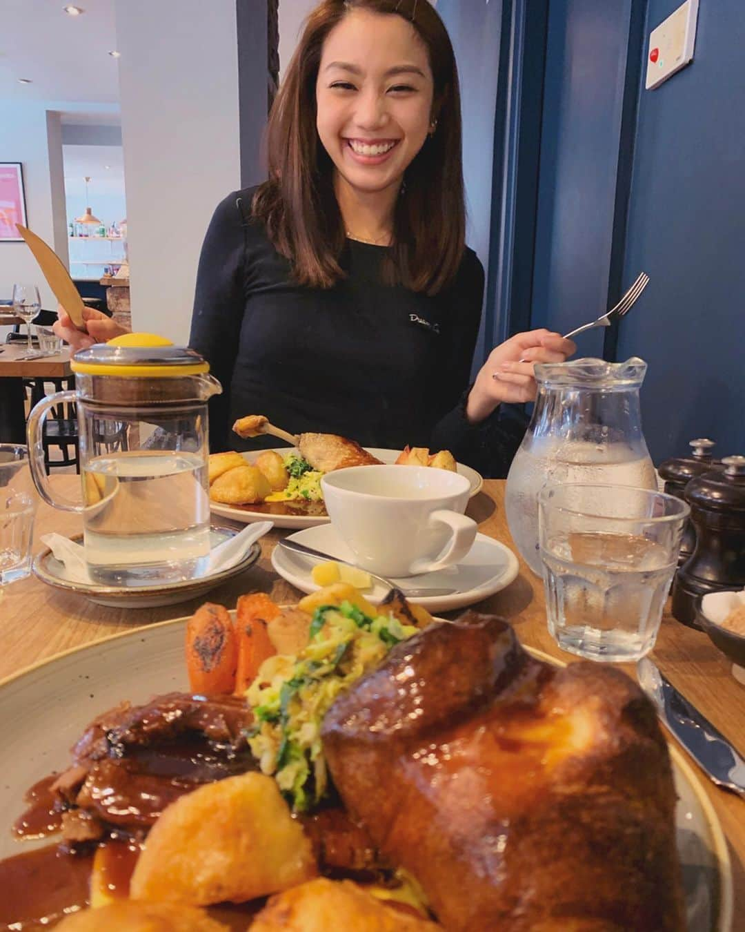 レスレイ・チアンさんのインスタグラム写真 - (レスレイ・チアンInstagram)「First time having Sunday Roast and Yorkshire Pudding! Can you tell how happy I am? 🙈🇬🇧❤️ #sundayroast #yorkshirepudding #england #withmylove」6月10日 22時05分 - lesleychianglove