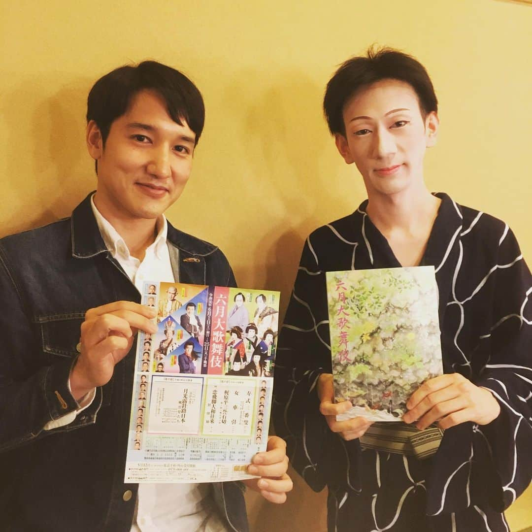 田野倉雄太のインスタグラム：「同じ事務所の坂東新悟くんが出演している、三谷幸喜さん演出の六月大歌舞伎「月光露針路日本 風雲児たち」 を観劇してきました‼️ 目の前で起こる事全てが新鮮で刺激的で、言葉にならないとはまさにこのことです。  それにしても…  新悟くん顔小さい‼️🙀 “Rome was not built in a day”  #坂東新悟 #歌舞伎座 #ジェイアイプロモーション #田野倉雄太」