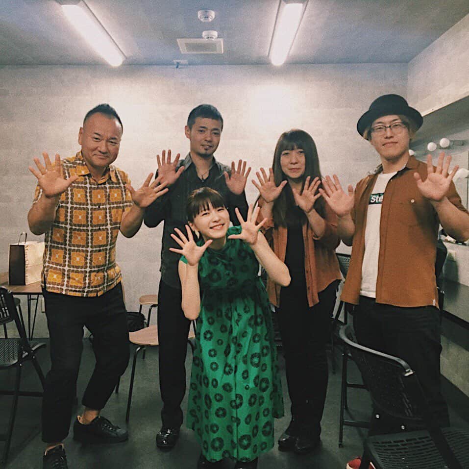 渕上里奈のインスタグラム：「⁑ ベース・バンマス 前田順三さん キーボード・コーラス 保本園枝さん ドラム 折田新さん ギター 佐竹洸紀さん  いつも 最高の演奏を ありがとうございます ！！ 頼りがいありすぎて 、 何も考えず身を委ねてる わたしです 。  そして 、打ち上げ 🍺」