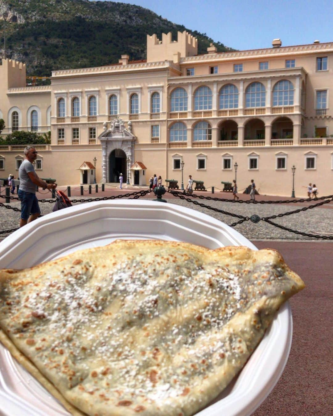 シボーン・バーナデット・ホーヒーさんのインスタグラム写真 - (シボーン・バーナデット・ホーヒーInstagram)「Fun week at Monaco 🇲🇨 ! I won my first two events as a professional swimmer, ate a Nutella crêpe in front of the Prince’s Palace of Monaco, had a memorable dinner at the @yachtclubmonaco, drank only @evianwater, and saw a pretty sunset. ✈️ On to Canet En Roussillon (if we manage to get there before the meet starts)」6月10日 21時58分 - siobhanhaughey01