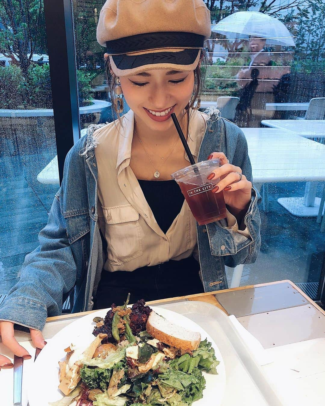 関本香里さんのインスタグラム写真 - (関本香里Instagram)「ㅤㅤㅤ Rainy day off🌀🌀🌀 @myn__s810 と合流遅めのランチ🍽 2人とも今は食事制限中なので city shopでサラダランチ🥗✨ 野菜がほとんどだけど美味しくて お腹いっぱいになれるのが嬉しい🤤笑 ㅤㅤㅤ ランチして一緒にトレーニングして帰宅っ 今日も1日楽しかったな〜❤️ しのありがとー😜 #dayoff #lunch #cityshop #murua #fashion #coordinate #rainyday」6月10日 21時58分 - kaori_sekimoto_