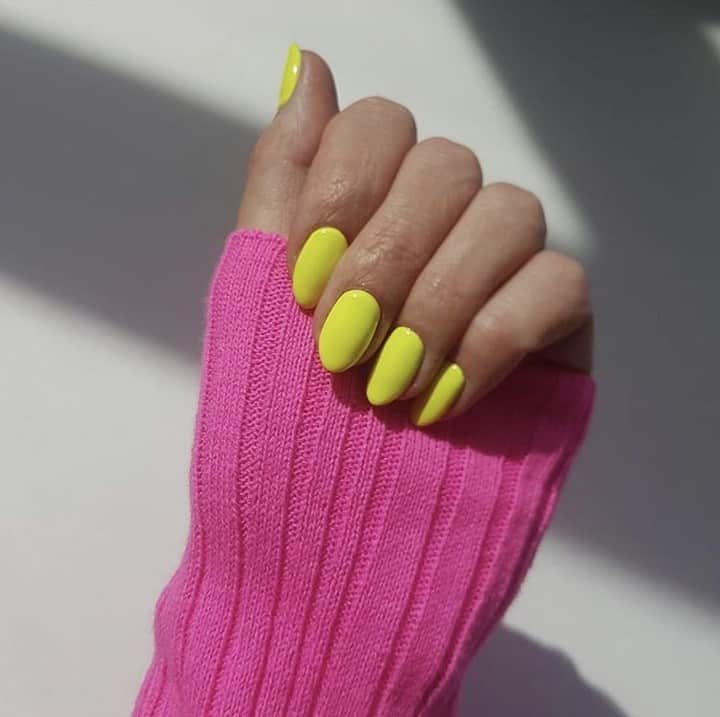 OPIさんのインスタグラム写真 - (OPIInstagram)「Happy #ManiMonday, wake up and #PUMPUpTheVolume with this neon yellow shade! We're #OPIObsessed with your mani @by_karinely ⠀ ⠀ #ColorIsTheAnswer #NeonNails #NOTD #nails #nailspolish #almondnails #gelmanicure #gelnails #monday」6月10日 22時00分 - opi