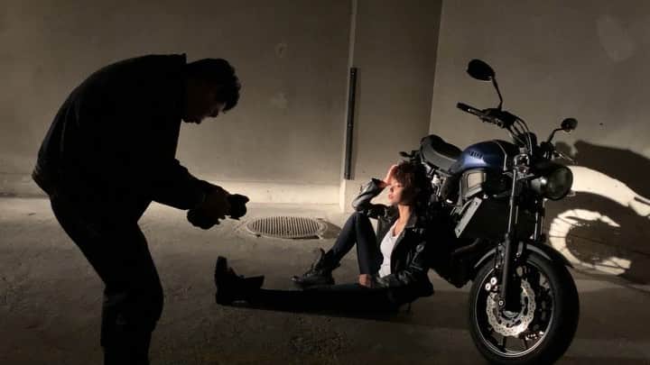 宮本エリアナのインスタグラム：「今日はバイクと撮影。 ライティングも全てバイクで🤍 #love#motorcycle#bikelife#me#model」