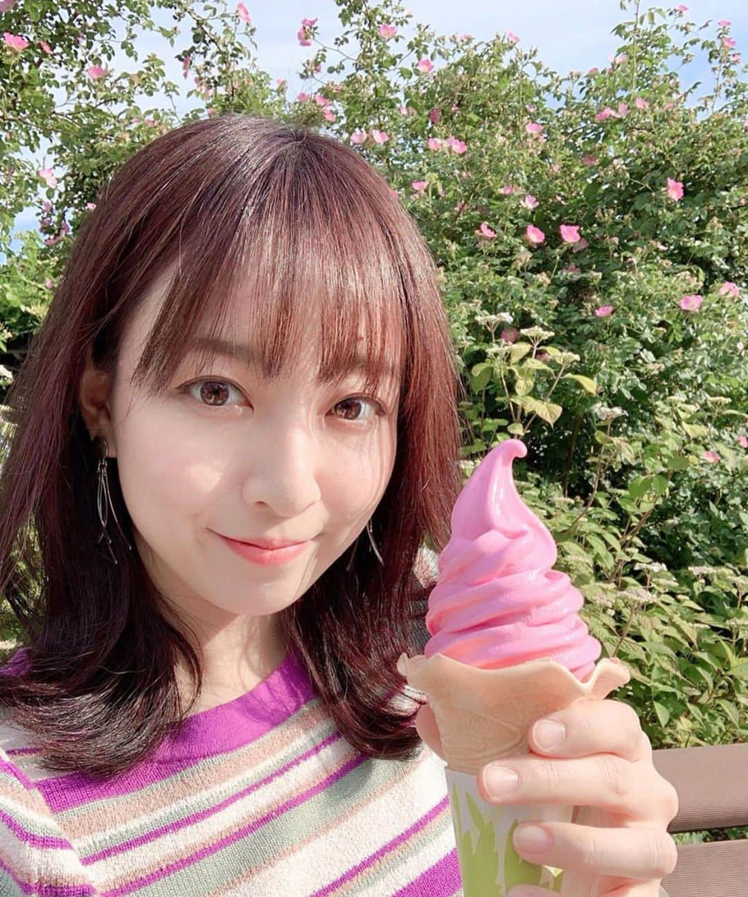 長谷川萌美さんのインスタグラム写真 - (長谷川萌美Instagram)「. . 「赤ばらソフト」華やかなローズの香りが 口いっぱいに広がり 後味爽やかすっきり✨ 私も美味しく頂けました🌹😊 . こちらも「香りのばらまつり」開催期間中の 6/16(日)までです❗️ @echigohillsidepark 🌈 . 写真で見たら私のトップスもローズな色合いぴったり🙌 パイル地で柔らかくお気に入りです♪ @lily_brown_official #lilybrown . . ブログもあげたのでチェックしてください♪ . .  #プロフィール #url #ユーアールエル #から飛んでね #👆 #地元 #長岡 #国営越後丘陵公園 #香りのばらまつり #fmport #レギュラー #ラジオ #ビタスイ #花 #flowers #もえみた花たち #松田さんありがとうございました💖」6月10日 22時13分 - moemi_hasegawa