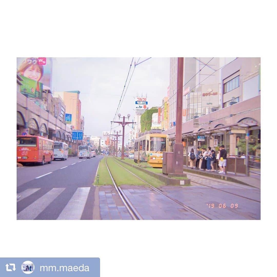 前田美里のインスタグラム：「路面電車。🚃 #repost @mm.maeda via . #鹿児島 #路面電車 #レトロ #ファインダー越しの私の世界 #写真好きな人と繋がりたい #nikon #d5500 #nikond5500 #picture #photo #retro #japan #kagoshima #instaphotos」