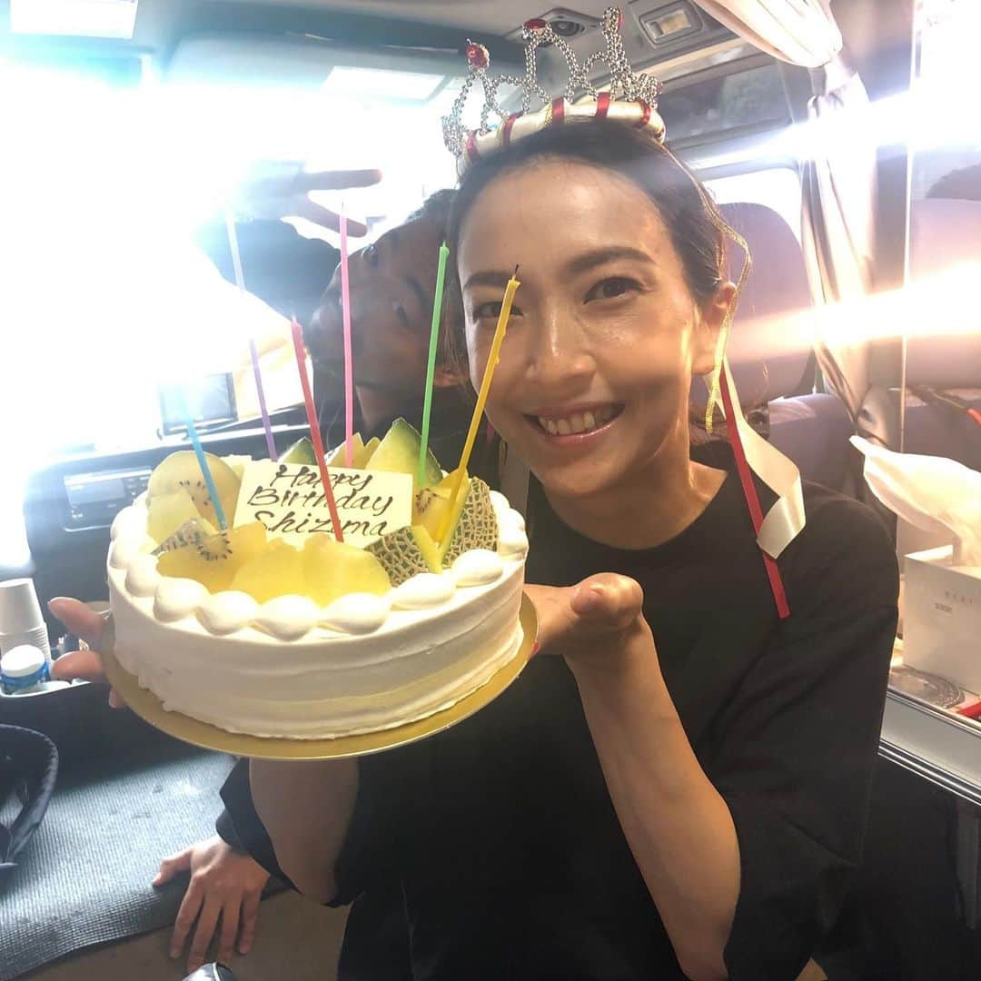 高橋志津奈さんのインスタグラム写真 - (高橋志津奈Instagram)「昨日の撮影で誕生日を祝ってもらっちゃいました！✨ . 私服撮影は毎回準備が大変だけど、いつも一緒に頑張っている仲間に素敵にしていただきました！😆😆😆 . 全く考えていなかったから驚きの顔がやばい🤣🤣 . 昨日の担当ライターは @madoka_na まどちゃん😆 . 実は仕事仲間になる前ママ友として出会ってからなんと21年😅😅1人じゃ今の自分はいなかっただろうなー。プライベートも仕事も悩みは全部聞いてもらってたまどちゃんは大親友✨ . 楽しい撮影で、ステキな仲間に祝ってもらって✨4時半起きも報われた🤣🤣 . あー、やっぱりこの仕事大好き💕出会いが最高の宝物です！ . #撮影したのは8月号に掲載されるよ#4Pもあるので是非みてね」6月10日 22時13分 - shizunan