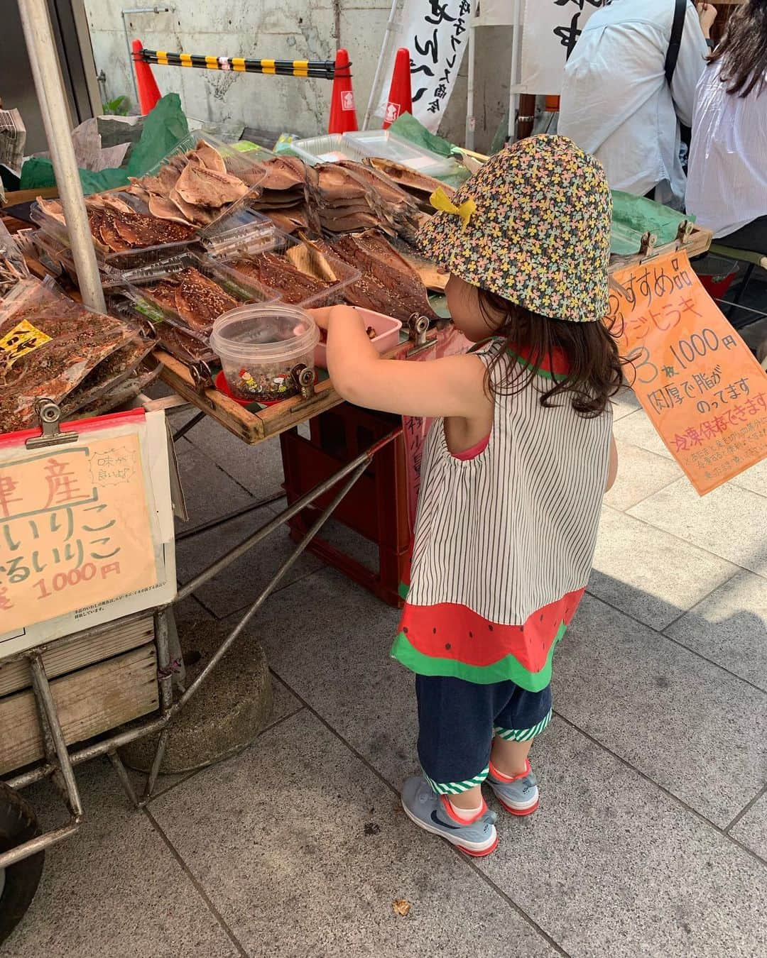 池辺愛さんのインスタグラム写真 - (池辺愛Instagram)「イカで有名な呼子に行ってきました🦑 朝市は月曜日だからか空いていて、娘はアジのみりん干しをめっちゃ試食してました😅 早くも大阪のおばちゃん🤣！？ あまりにもパクパク食べるから、たくさん買って大阪の実家に送りました🐟 写真2枚目3枚目 ・ ・ ・ 私はウニを見つけ、目がキラキラ🤩 でもそのときは娘がバタバタしていたので落ち着いてからにしようと思い、一度離れ満を持して戻ってきたら、売り切れてました😱 #残念伝説 写真4枚目 ・ ・ ・ でも透明なイカを食べられたよ🦑 新鮮なイカはとても柔らかく甘さが抜群でした😋 ・ ・ ・ #佐賀 #呼子 #イカ #大阪のおばちゃん」6月10日 22時12分 - aiikebe