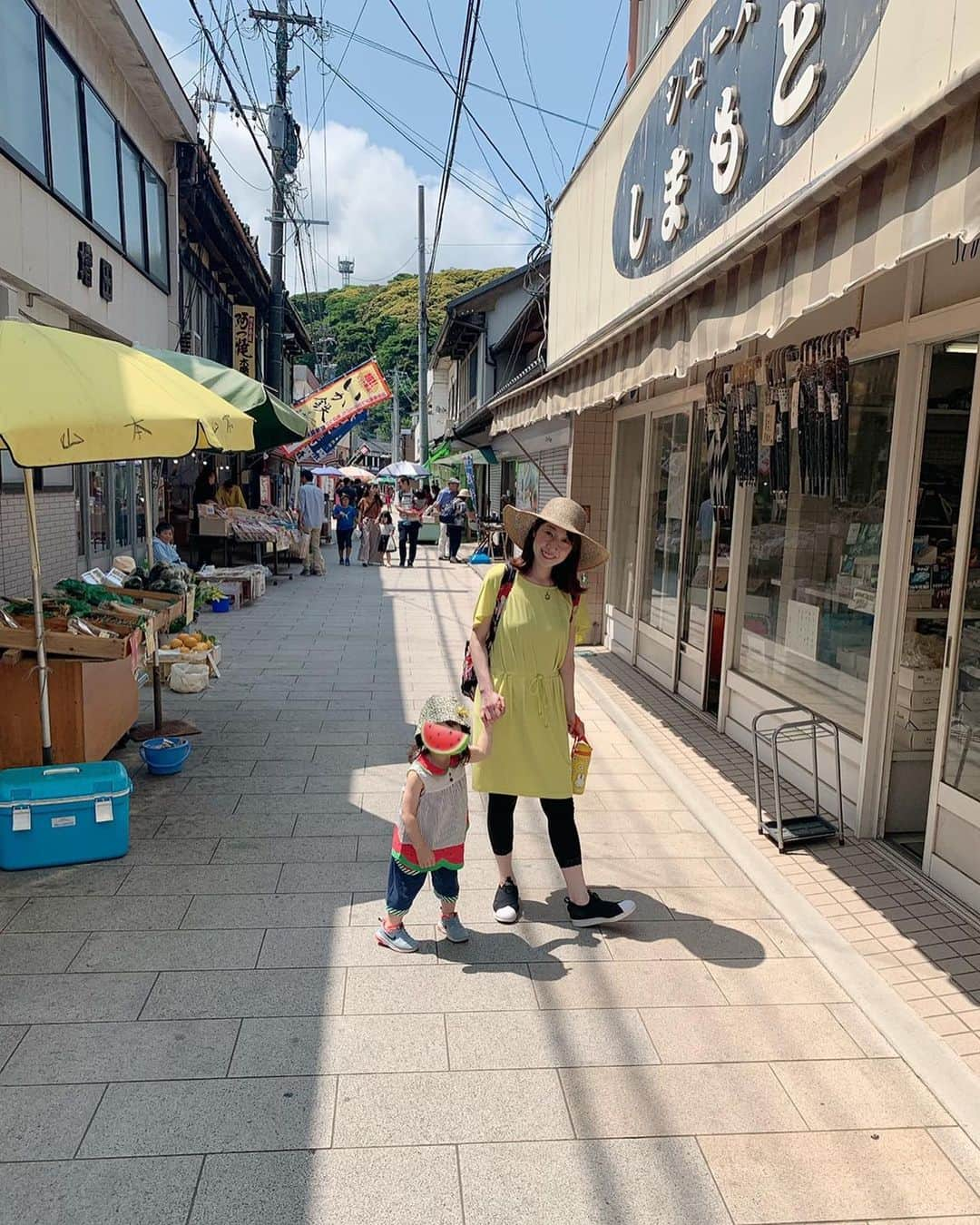 池辺愛さんのインスタグラム写真 - (池辺愛Instagram)「イカで有名な呼子に行ってきました🦑 朝市は月曜日だからか空いていて、娘はアジのみりん干しをめっちゃ試食してました😅 早くも大阪のおばちゃん🤣！？ あまりにもパクパク食べるから、たくさん買って大阪の実家に送りました🐟 写真2枚目3枚目 ・ ・ ・ 私はウニを見つけ、目がキラキラ🤩 でもそのときは娘がバタバタしていたので落ち着いてからにしようと思い、一度離れ満を持して戻ってきたら、売り切れてました😱 #残念伝説 写真4枚目 ・ ・ ・ でも透明なイカを食べられたよ🦑 新鮮なイカはとても柔らかく甘さが抜群でした😋 ・ ・ ・ #佐賀 #呼子 #イカ #大阪のおばちゃん」6月10日 22時12分 - aiikebe