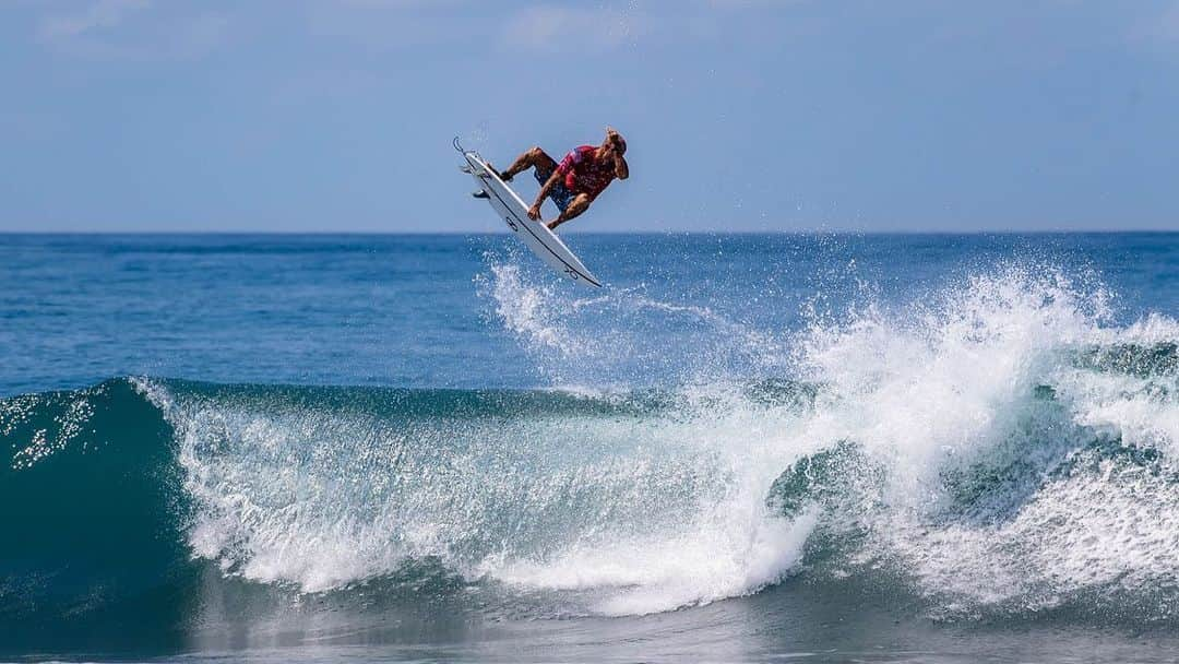 ケリー・スレーターさんのインスタグラム写真 - (ケリー・スレーターInstagram)「Had an epic trip to Bali this year. Thank you Ibu and @komanekaresorts 🙏 for an awesome place to stay near Keramas with great food, fun waves, and warm hospitality. My breakfasts were on point and the massages, pool, and property as a whole was awesome. Also, a huge thanks for @rizaltandjung, @marlon.gerber, @varuntandjung, @bronson_meydi, @elihanneman and @bobhurley for some super fun freesurfs around the island. Missing the warm water and fun waves already. The travel never seems to end. Good and bad problem I guess...mostly good. :)」6月10日 22時10分 - kellyslater