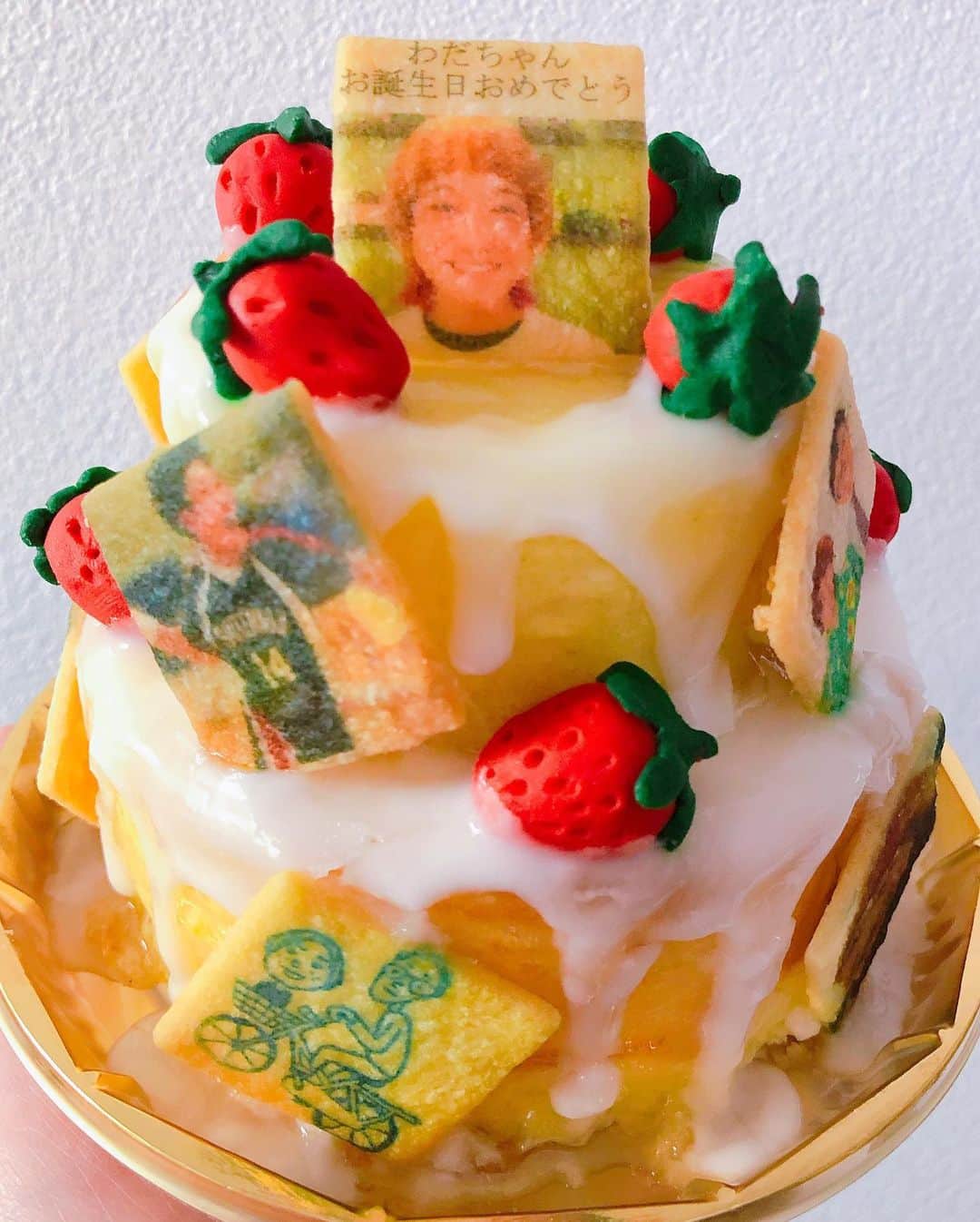 和田美枝のインスタグラム：「以前ロケでお世話になったパティシエさんからステキなケーキ🎂😋❤️ 色んな写真がクッキーになっている🍪  角刈りハンド部時代🤾🏼‍♀️w  私が作った消しゴムはんこもクッキーになってるぅぅぅぅぅ😭😭😭 #37 #ケーキ #角刈り時代の写真のチョイス #ありがとうございます #沢山の方々に #感謝の気持ちを忘れずに🙏」