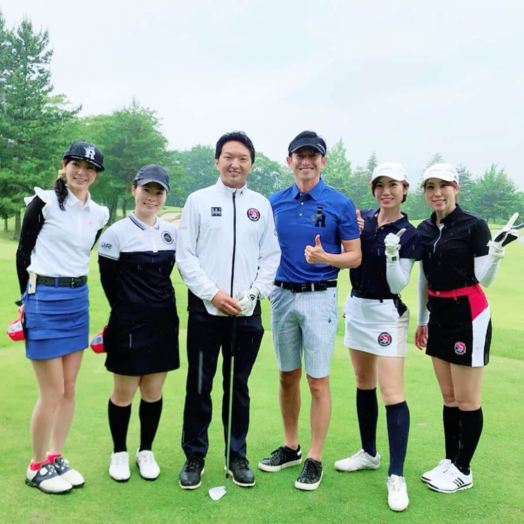 Alyssaさんのインスタグラム写真 - (AlyssaInstagram)「JUN&ROPE "FUN" GOLF 2019 ゲストが豪華😍 * プロキャディの進藤大典さん & モデルの肥野竜也さん とのイベントホールでニアピンGET😙💕 限定ティとサインボール貰えました🤗 * #緊張で足震えたけどちゃんと打てた🤗 #ひのさんノリ良い笑 #カード引いてガチとか目隠しぐるぐるとか決める #私たちはガチを引いたので #進藤さんにバシッと打っていただきました✨ #まきてぃとスカートお揃い #junandrope #ジュンアンドロペ　#curucuru #キュルキュル  #instagolf #golstagram #ゴルフ #golf #골프 #ゴルフ女子 #女子ゴルフ #目指せ美スイング #golfswing  #ゴルフスイング #골프스윙 #ボールチェンジャー」6月10日 22時21分 - alyssa_golf