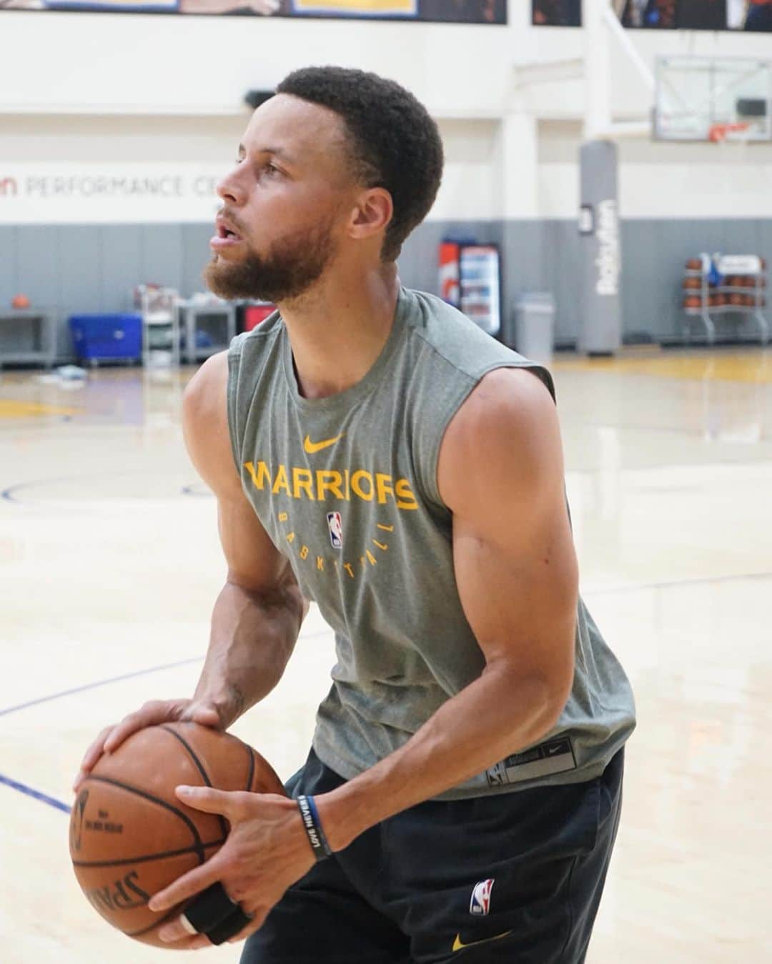 宮河マヤさんのインスタグラム写真 - (宮河マヤInstagram)「Who's ready for game 5??!🏀 Good luck to both teams!!🗣 KDは練習に参加していたけど、プレーはするのかな？今からドキドキ。。﻿ ﻿  #nbafinals2019 #warriors #raptors #whatsgoingtohappen」6月10日 22時15分 - maya_m0901