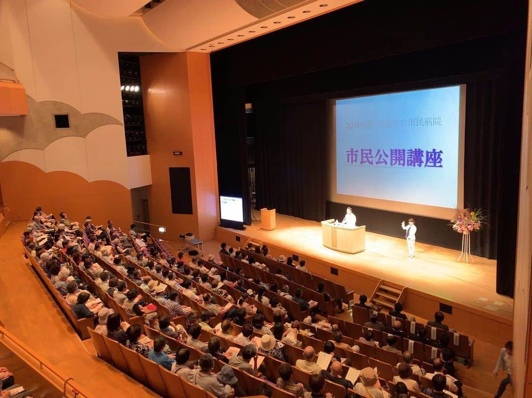 川島章良さんのインスタグラム写真 - (川島章良Instagram)「. . . 広島の尾道市立市民病院主催の講演会をやらせてもらいました。  今回は40分の講演会でした。  沢山の方が聴いていただいてありがとうございます。  手話の方もいたのでいつもり緊張をしましたが、  まさかの手話の方が15分おきの交代だったので、交代早っと思い。 言ったら皆さんも同じ意見でよかったです。 ただ手話を瞬時にするんで15分おきに交代しないとだいぶ大変になってしまうし、かなり脳を使ってやるので大変な仕事だと思います。 ありがとうございます。 . . . #尾道#尾道市立市民病院 #講演会#はんにゃ川島 #講演会芸人」6月10日 22時15分 - hannyakawashima