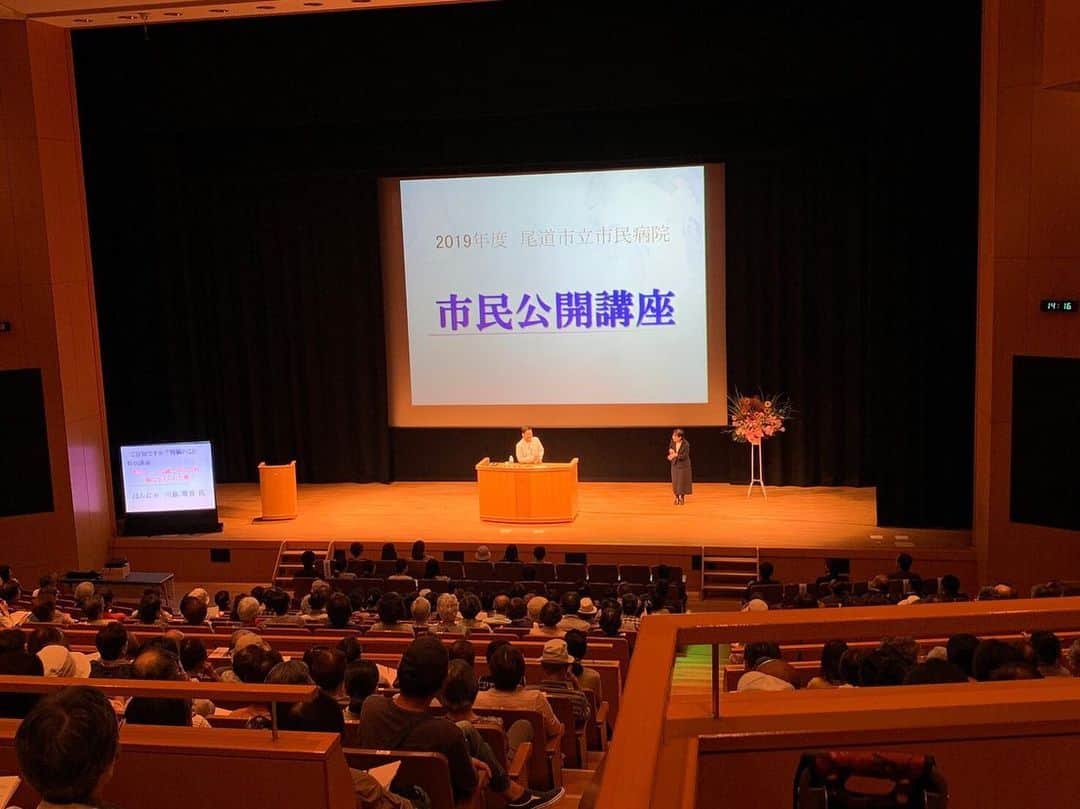 川島章良さんのインスタグラム写真 - (川島章良Instagram)「. . . 広島の尾道市立市民病院主催の講演会をやらせてもらいました。  今回は40分の講演会でした。  沢山の方が聴いていただいてありがとうございます。  手話の方もいたのでいつもり緊張をしましたが、  まさかの手話の方が15分おきの交代だったので、交代早っと思い。 言ったら皆さんも同じ意見でよかったです。 ただ手話を瞬時にするんで15分おきに交代しないとだいぶ大変になってしまうし、かなり脳を使ってやるので大変な仕事だと思います。 ありがとうございます。 . . . #尾道#尾道市立市民病院 #講演会#はんにゃ川島 #講演会芸人」6月10日 22時15分 - hannyakawashima