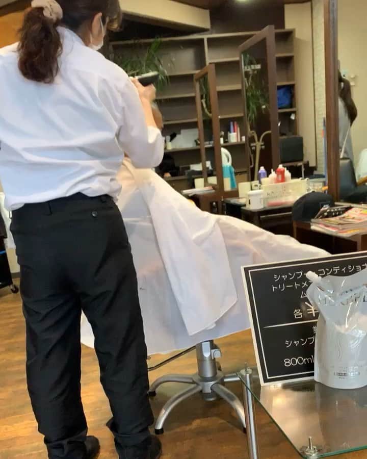 のインスタグラム：「. #気合いを入れるため床屋へ #坊主から五厘へ #所要時間5分 #美容師さん苦笑い」