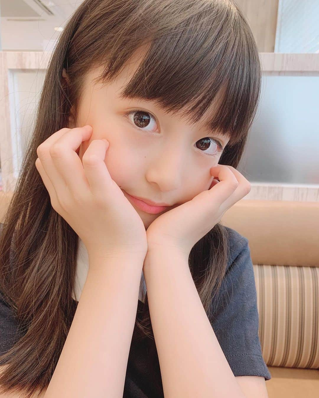 ゆめ & じゅなさんのインスタグラム写真 - (ゆめ & じゅなInstagram)「日焼け止めもチークもリップもなんにもしてないすっぴんじゅなぴー♡♡ 髪切ってすごく幼くなりました♡  今日は結婚記念日でした♡ 13年目突入です♡ 「パパとママ2人で夕飯食べに行ってきていいよ！」と言ってくれたので2人を実家に預けて行ってきました♡♡ 帰ってきたらゆめじゅなから手作りのプレゼントをもらいました♡♡ 2人ともありがとう♡♡ #妹 #9歳  #すっぴん  #髪切った  #幼い #子供  #結婚記念日  #プレゼント #手作り  #ありがとう  #13年目 #夫婦  #旦那さん #いつもありがとう  #こんな私と結婚してくれてありがとう  #コメント #いいね  #ありがとうございます #感謝」6月10日 22時17分 - yumejuna