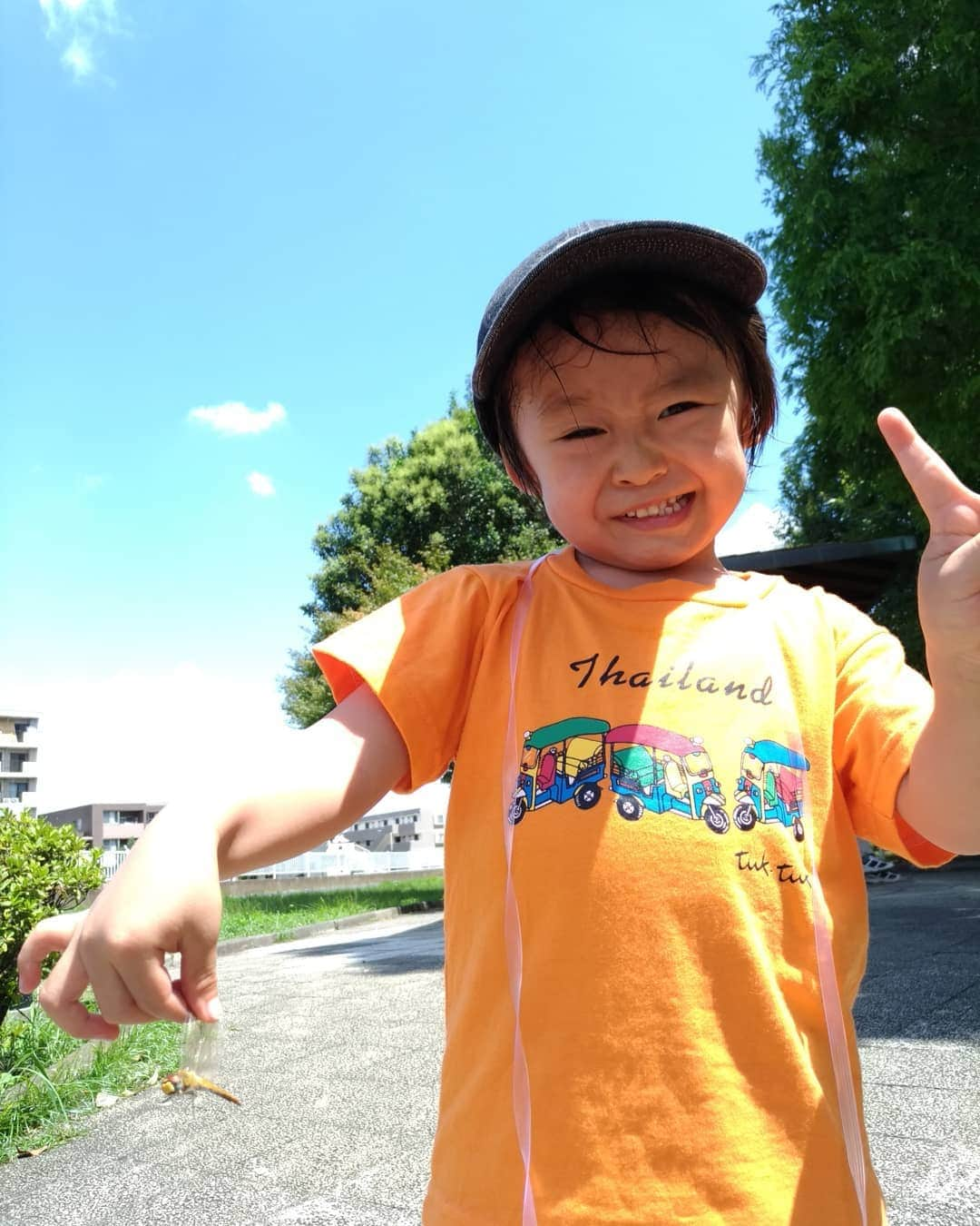 清野紗耶香さんのインスタグラム写真 - (清野紗耶香Instagram)「写真は去年。 🌻2018.07☀️ 今年もこの時期がやって参りました！  世の中の(虫が苦手な)お母さまたち‼️ 今年も頑張っていきましょー✊‼️ …トンボにバッタ。。 こんなに嬉しそうな顔されたら、母、頑張るしか…🤢遠い目( ￣-￣) こーたのpic最後の顔。😹#あちー  #こーたの虫採り記録 #3歳の頃 #まめちょびん #ハロー赤ちゃん探検隊19年6月 #たまひよベストショット @tamahiyoinsta #たまひよ #スマイルビスコ#スマイルビスコフォト @glico_smilebisco #コドモダカラ#こどもと暮らす #子供とお出かけ部」6月10日 22時17分 - seino_sayaka