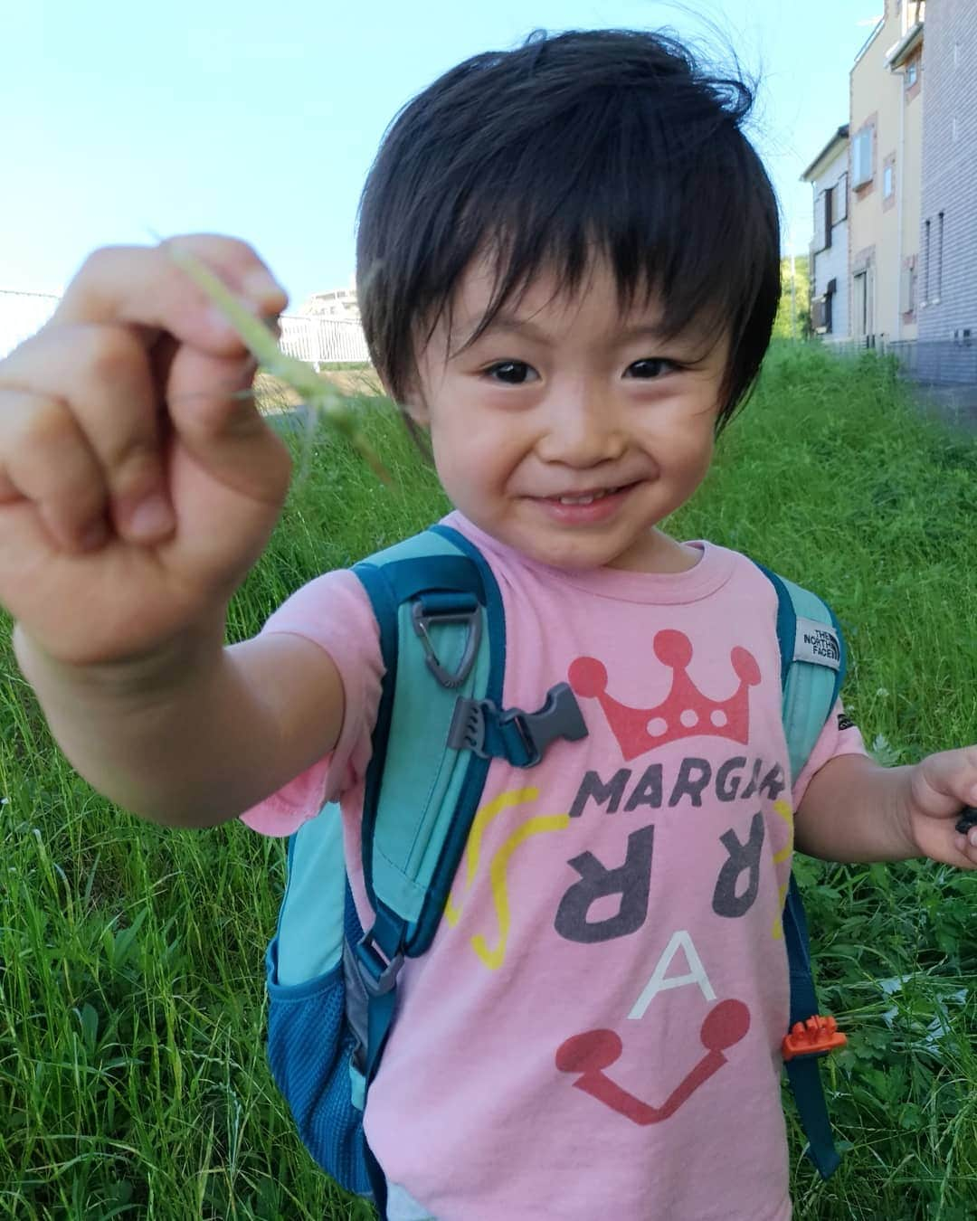 清野紗耶香さんのインスタグラム写真 - (清野紗耶香Instagram)「写真は去年。 🌻2018.07☀️ 今年もこの時期がやって参りました！  世の中の(虫が苦手な)お母さまたち‼️ 今年も頑張っていきましょー✊‼️ …トンボにバッタ。。 こんなに嬉しそうな顔されたら、母、頑張るしか…🤢遠い目( ￣-￣) こーたのpic最後の顔。😹#あちー  #こーたの虫採り記録 #3歳の頃 #まめちょびん #ハロー赤ちゃん探検隊19年6月 #たまひよベストショット @tamahiyoinsta #たまひよ #スマイルビスコ#スマイルビスコフォト @glico_smilebisco #コドモダカラ#こどもと暮らす #子供とお出かけ部」6月10日 22時17分 - seino_sayaka