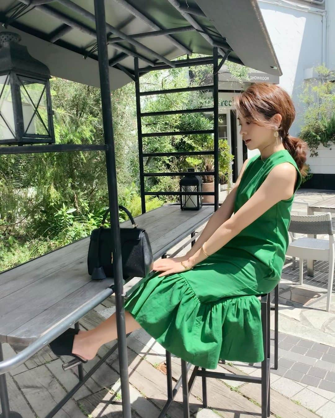 曽田茉莉江さんのインスタグラム写真 - (曽田茉莉江Instagram)「パステルカラーよりパキッとした色の方が自分に合う気がする…どうかな？🤔初おろしのロングワンピ🍋🥝この日は母と代官山でデートしました❤️お鮨をごちそうしたらとっても喜んでくれて嬉しかった☺️🍣 #私服#fashion #夏コーデ#coordinate #ロングワンピース #green #onepiece #birthdaybashshop #代官山#お鮨 #代官山カフェ#café」6月10日 13時28分 - marie_soda_