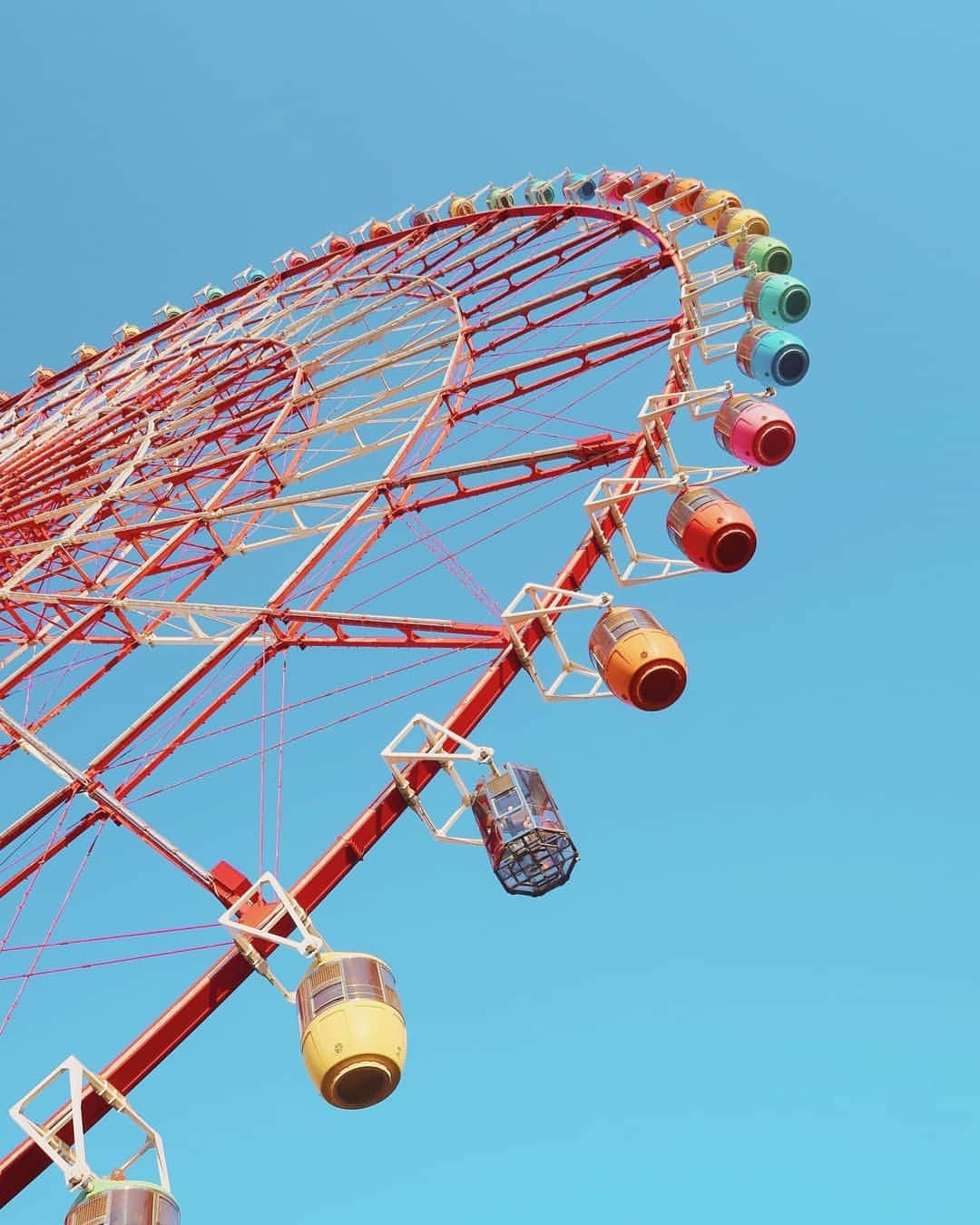 エリッサ・ヤマダさんのインスタグラム写真 - (エリッサ・ヤマダInstagram)「The first time I visited this colorful ferris wheel was with my mom around two months ago. We initially wanted to go to the teamLab Borderless (refer to my previous post), but when we got there and were about to buy the tickets at the counter, we found out that the tickets were only sold online! 🤪 So, we decided to spend our Saturday night by having a romantic ride on this Daikanransha ferris wheel instead (3rd slide), because it was located right next to it! 🎡💖 . The ride is about 15mins and there are two types of cabins: a color cabin (¥900) and a transparent, clear-bottom cabin which costs a bit higher. Check out the beautiful night views of Tokyo from up there on the last slide! ✨  #ellejessinjapan #ellejessintokyo #odaiba #ferriswheel」6月10日 13時22分 - elleyamada