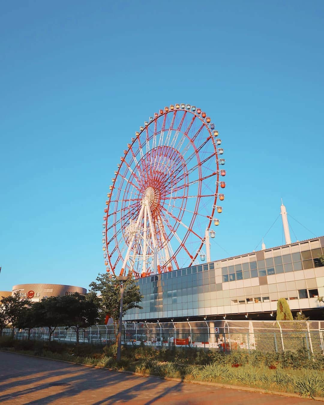 エリッサ・ヤマダさんのインスタグラム写真 - (エリッサ・ヤマダInstagram)「The first time I visited this colorful ferris wheel was with my mom around two months ago. We initially wanted to go to the teamLab Borderless (refer to my previous post), but when we got there and were about to buy the tickets at the counter, we found out that the tickets were only sold online! 🤪 So, we decided to spend our Saturday night by having a romantic ride on this Daikanransha ferris wheel instead (3rd slide), because it was located right next to it! 🎡💖 . The ride is about 15mins and there are two types of cabins: a color cabin (¥900) and a transparent, clear-bottom cabin which costs a bit higher. Check out the beautiful night views of Tokyo from up there on the last slide! ✨  #ellejessinjapan #ellejessintokyo #odaiba #ferriswheel」6月10日 13時22分 - elleyamada