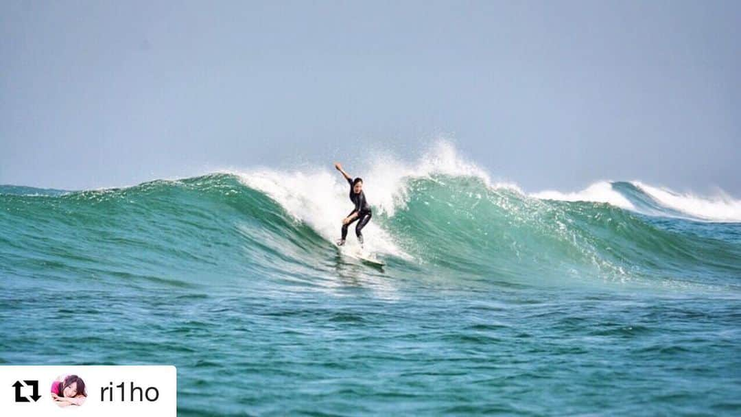 hiroecdさんのインスタグラム写真 - (hiroecdInstagram)「アウターリーフ！ ・ ・ ・ ・ ・#Repost @ri1ho with @get_repost ・・・ BALI SURFING！ 初の海外サーフィン🏄‍♂️ ポイントはAirportのLeftとRiteとトロトロ🌊 * 人生初のアウターリーフ🌊 初めてボート🚤からエントリー！ 波マジでめっちゃ形よい！😍よくインスタで見てた波だーってテンションMAX！😆 * 見る分にはもうたまらんし、最高なんだけど、、いざ入るとマジで波でかいし、パワーあるし、リアルに死ぬ。 日本の波が波ではない気がした。 * 入った初日は本当に怖くて泣くレベル。 ドルフィンも満足に出来てないし、セットが頭オーバーくらいでスープもパワーあるし本当恐怖！！笑 * 巻かれて、息の限界でなんとか出るけどまたすぐ次。本当息続かなくて死にかけた。笑 * でも上がったらなんも出来なくて負けだし、本当やるしかない！！！ガイドのKICKさんには本当お世話になった！😭 * 肩怪我してから肩がずっと痛くてドルフィン出来ないーって逃げてきたけど、ここに来て試練。笑 * 言い訳はしない！！ やりたいのに、出来ない。出来ない理由をあーだこーだ言って逃げるのはやめる。 * あーなりたい、これ出来るようになりたい、誰かみたいになりたい。とか思うけど、自分には無理。自分は〜だからって言い訳して諦めるのカッコ悪い。 * 自分の人生だし、カッコよく生きたいなって！言い訳は並べたらキリないし、それが正論みたいにただ現実から理想から逃げて、現状に落ち着く事も出来る。 * でもそれじゃつまらない。 逃げずに自分と向き合って全力で生きていこうと思ったサーフィンライフでした！！ * すごく学ぶことの多い旅。 サーフィンから人生をすごく学ぶ。海外のサーフィンは桁違いに成長させてくれる。 * スポーツは良い💕同じスポーツやってると、言葉通じる関係なく仲良くなったり、分かり合える✨🏄‍♂️BALI 最高❤ * 写真ありがとうございます💕🙏 * #surfstyle #人生を変える ⠀⠀⠀⠀ #人生は旅だ ⠀#サーフィン #surftrip #BALI #baristagram  #trip  #surfgirl  #surfing #バリ #bari #サーフィン女子 #スタイル  #ビーチ #水着 ⠀⠀⠀⠀⠀⠀⠀⠀⠀⠀⠀⠀⠀⠀⠀⠀⠀ #naturalbeauty #波乗り女子 ⠀ #人生一度きり #モデル ⠀⠀⠀⠀⠀⠀⠀⠀⠀⠀⠀⠀⠀⠀⠀⠀⠀ #美女  #seafolly ⠀ #outdoor #水着美女 #bikini #naturalbeauty #フラッシュパッカー  #fxpwetsuitsforwomen」6月10日 13時25分 - flash_packer_hiroki_ishida