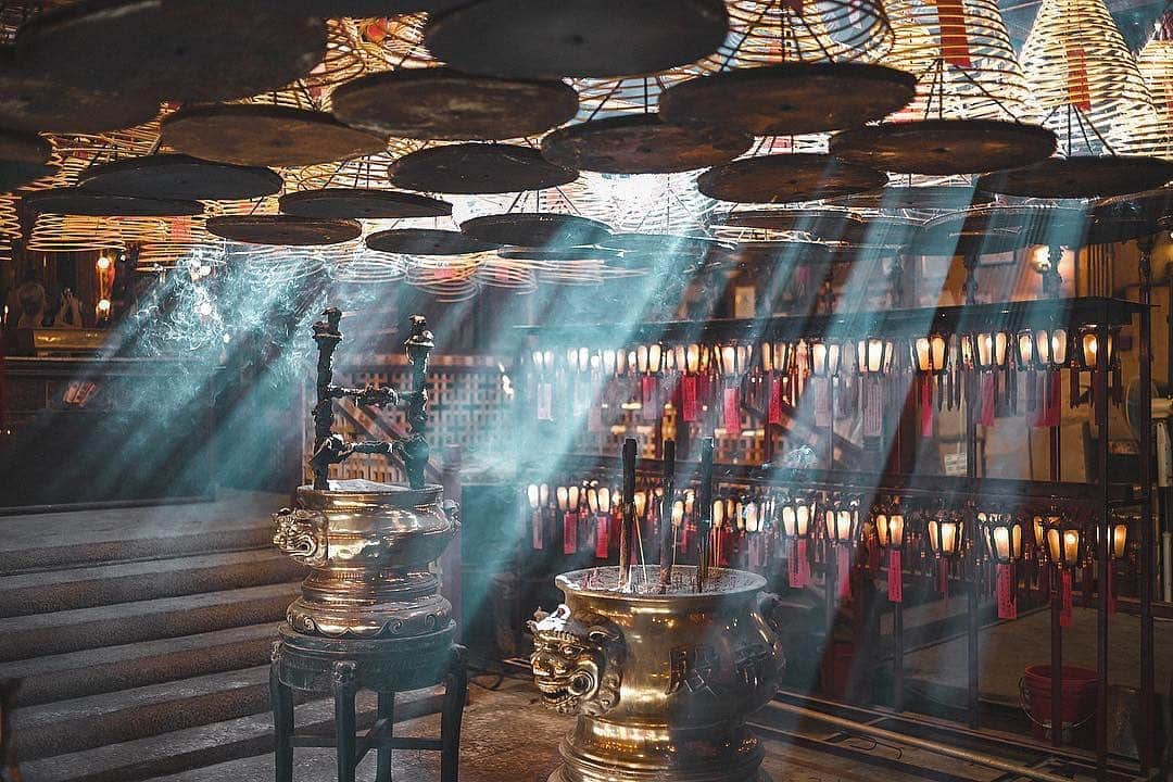 Discover Hong Kongさんのインスタグラム写真 - (Discover Hong KongInstagram)「Stunning lights at the Man Mo Temple. 踏足文武廟，遇見獨特光影！ 文武廟に差し込む光が幻想的。 📷: @joeychi.dng #DiscoverHongKong #repost」6月10日 13時45分 - discoverhongkong