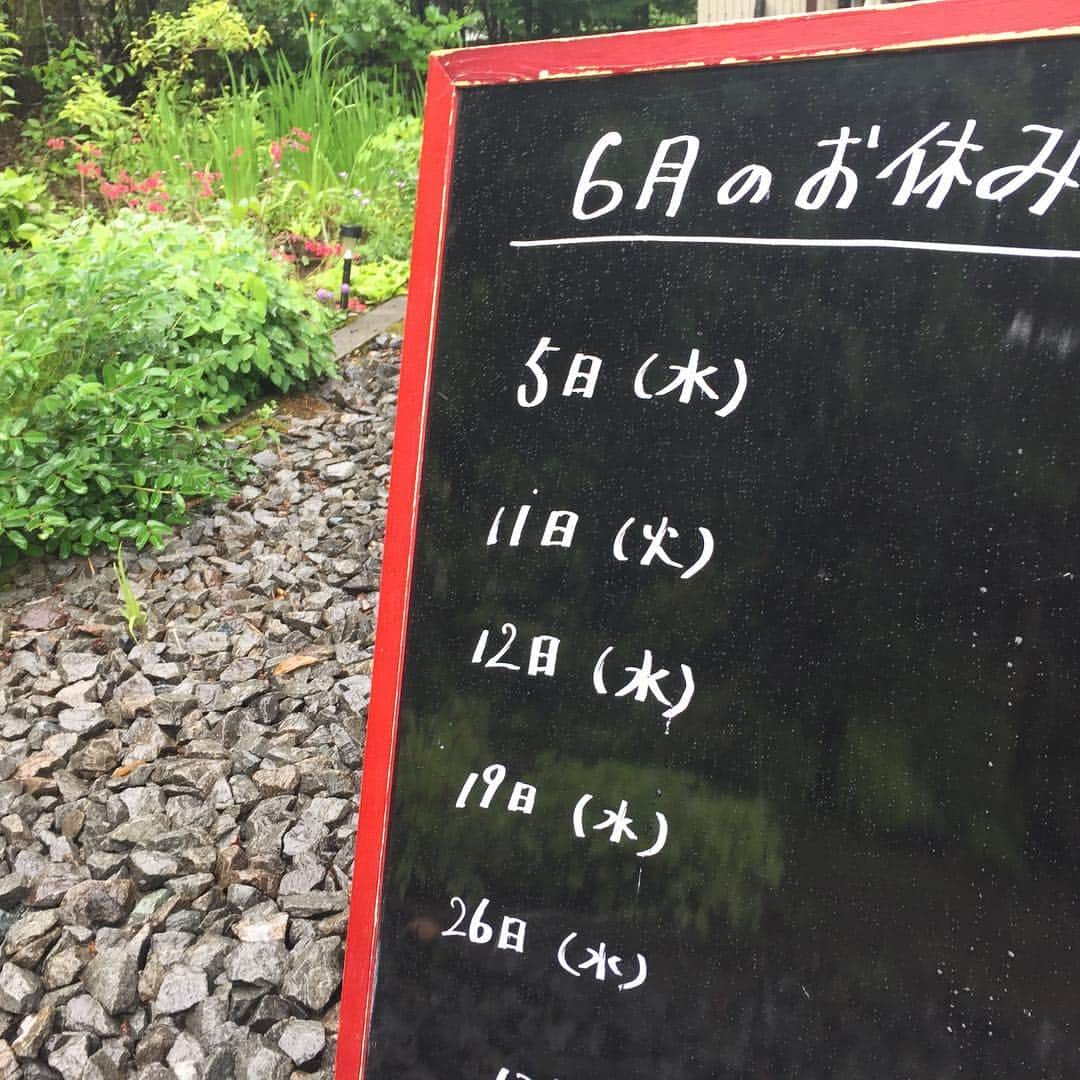 ほうとう 富士の茶屋さんのインスタグラム写真 - (ほうとう 富士の茶屋Instagram)「こんにちは、富士の茶屋です🌷 ・ 今年は梅雨らしい梅雨になりそうで富士北麓は雨と涼ししい空気。こういう日は暖かいほうとうがより美味しいです🍲 ・ 今月のお休みですが明日あさってが連休となり、それ以外は水曜のみのお休みとなります。よろしくお願いします🙇🏻‍♂️ #ほうとう#富士の茶屋#うどん#富士山#河口湖#梅雨」6月10日 13時42分 - hoto_fujinochaya