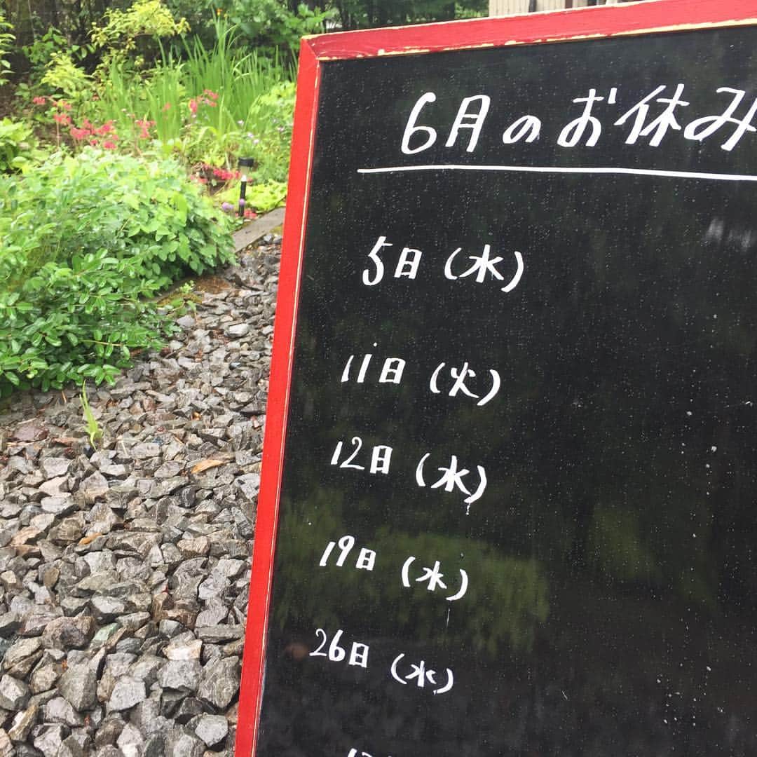 のインスタグラム：「こんにちは、富士の茶屋です🌷 ・ 今年は梅雨らしい梅雨になりそうで富士北麓は雨と涼ししい空気。こういう日は暖かいほうとうがより美味しいです🍲 ・ 今月のお休みですが明日あさってが連休となり、それ以外は水曜のみのお休みとなります。よろしくお願いします🙇🏻‍♂️ #ほうとう#富士の茶屋#うどん#富士山#河口湖#梅雨」
