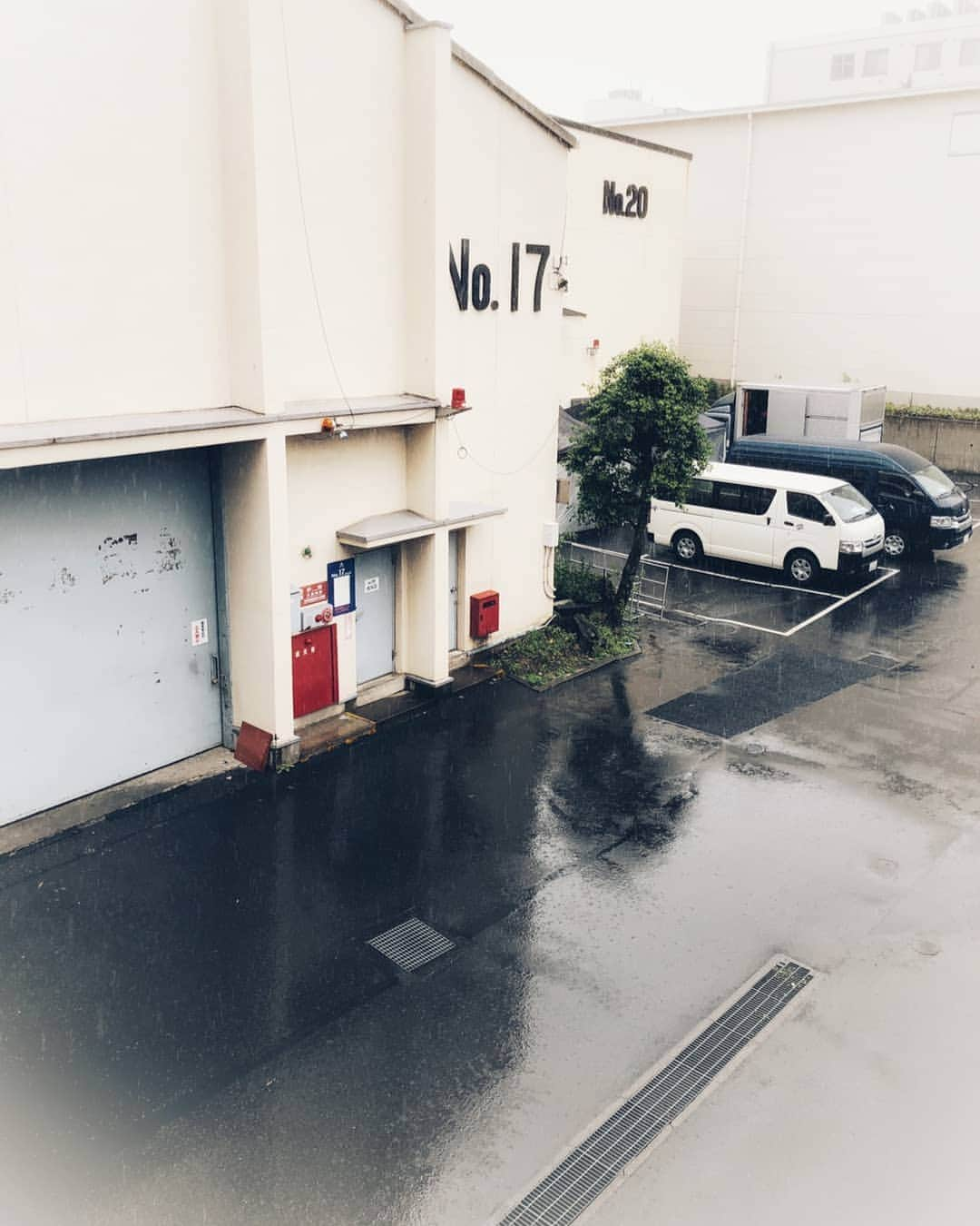 光石研さんのインスタグラム写真 - (光石研Instagram)「そぞろ雨☂️ 新作セット撮影✌️ 【by 光石】」6月10日 13時54分 - kenmitsuishi_official