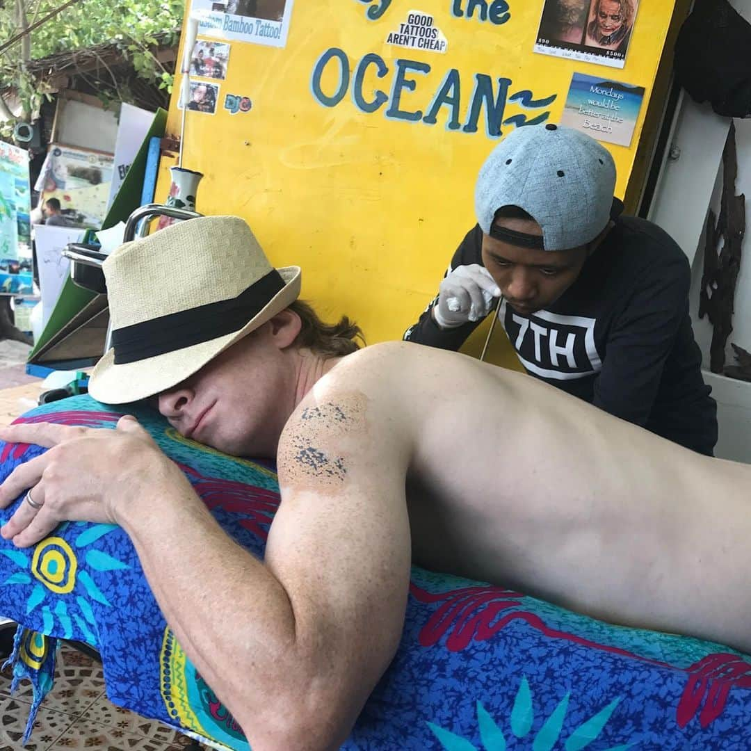 セス・グリーンさんのインスタグラム写真 - (セス・グリーンInstagram)「At the end of shooting @changelandmovie I was inspired to get a local style bamboo tattoo, but was so tired from the shoot, I fell asleep during the hour it took. People have told me that style is more painful but this artist was so gentle I couldn’t stay awake through it. Glad to have something permanent to always remember this amazing experience.」6月10日 13時54分 - sethgreen