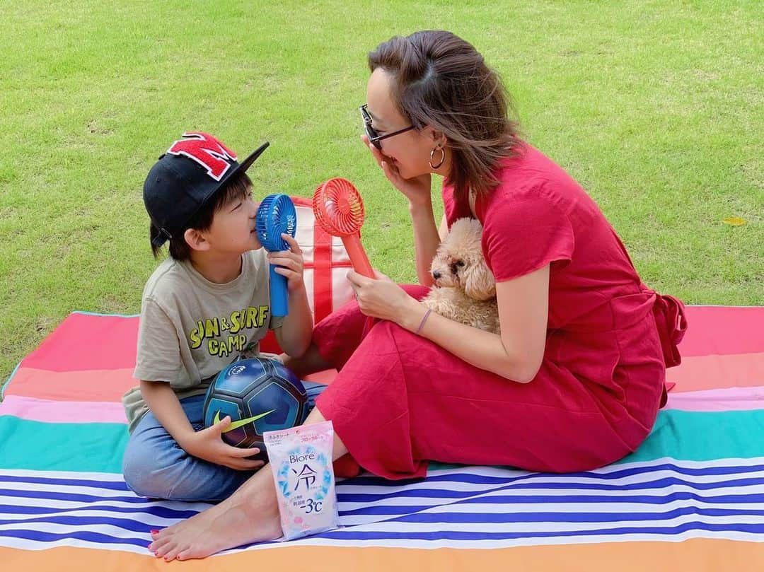 村上沙織さんのインスタグラム写真 - (村上沙織Instagram)「最近流行りのハンディファン。子供達とお出掛けの時は必須アイテム⚽️ Francfrancのハンディファンは五段階の風が出る優れもの！ビオレ冷シートで拭いてからこのハンディファンを使うと鬼冷え👹です！ 息子もサッカーレッスンの後にこれがあればスッキリ👍 #francfranc#フレハンディファン#鬼冷え#PR」6月10日 14時03分 - rosysaorimonster