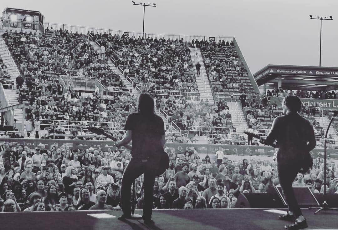 グー・グー・ドールズさんのインスタグラム写真 - (グー・グー・ドールズInstagram)「From tonight’s show at Northern Quest .... beautiful night for a singalong!!!!」6月10日 13時58分 - googoodollsofficial