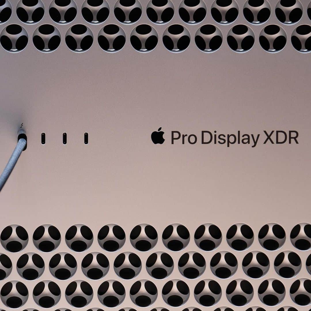 松村太郎のインスタグラム：「#Apple #ProDisplayXDR at #WWDC19 Pro Studios. #LettucePattern looks like 👽👽👽 #USBC #SanJose #CA #アップルノート」