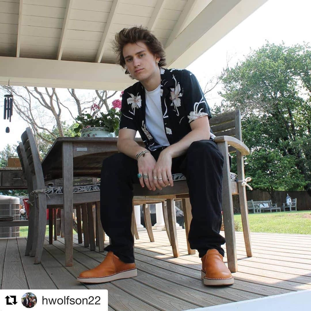のインスタグラム：「#Repost @hwolfson22 with @get_repost ・・・ acquire the bread ° ° ° ° ° ° ° ° ° ° ° #outfitinsporation #outfitinspo #casualstyle #ootdmen #mensfashionblogger #mensfashionblog #mensstyleblog #usafashion #collegestyle #collegefashion #shopmycloset #mensfashion2019 #malefashionblog #discoverunder1k #countrychic #southernfashion #rings💍 #stanray #rfw #hawaiianshirt #boots👢 #supremeny #kapital」