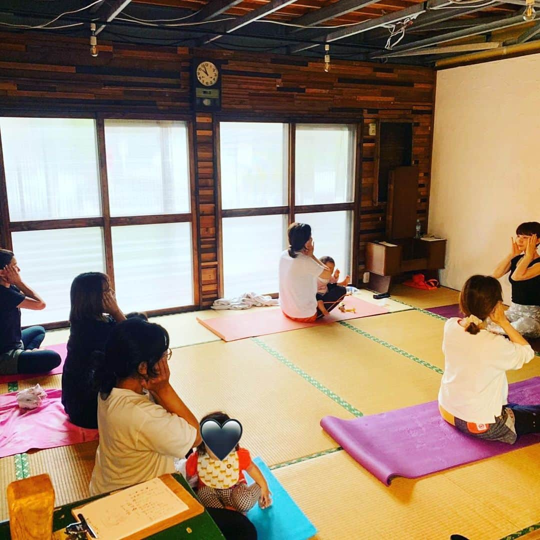 y1735kさんのインスタグラム写真 - (y1735kInstagram)「@shareatelier.tsunaguba  にて 『yogaとfood コラボイベント』 ・ 冷んやりした日ですが 骨格を支える筋肉を意識してのヨガ。汗かきましたね。 自分と向き合い、余分なものを手放した後のごはん。 ・ @ikura.ra.ra  さんの作るご飯は自分をいたわること。丁寧に生活しようという 気持ちにさせてくれます。 ・ 参加していただきました皆様、雨の中ありがとうございました。 ・ また 次回の企画もお楽しみに！ ・ #埼玉県 #子育て #からだにやさしいごはん  #ヨガ #ごはん #カフェ」6月10日 14時07分 - y1735k