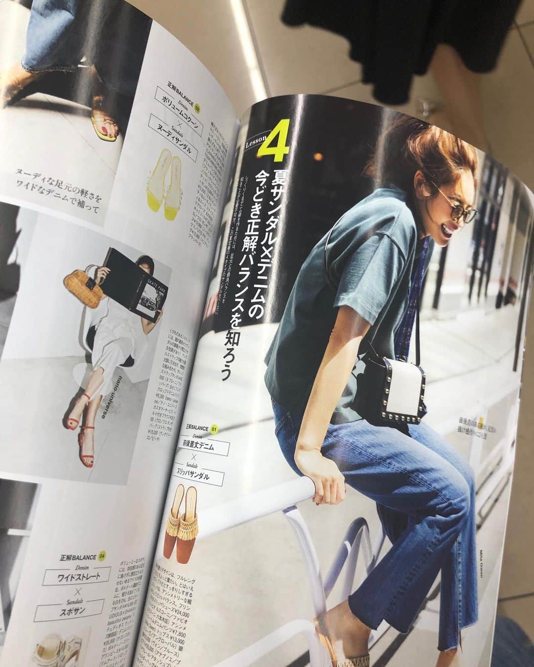 大桑マイミのインスタグラム：「自分史上 おしゃれなデニムスタイルを目指そう〜 @veryweb.jp  デニム大好きな私に嬉しい企画でした。 VERY7月号発売中。とーーっても素敵 お洒落欲が掻き立てられるラインナップです。  私の優秀すぎるお気に入りのdenim  どんなコーデネートしようかな？ @blackbymoussy_official  @yanuk_official」