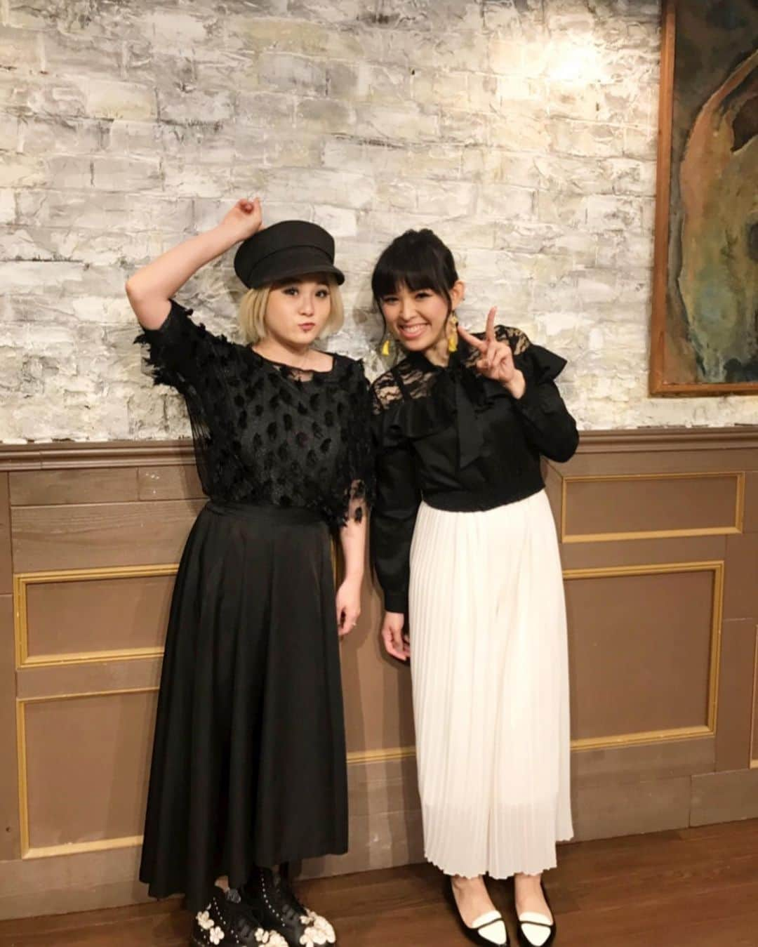 東郷祐佳のインスタグラム：「中目黒FJ's、声とピアノに来て下さった皆様ありがとうございます！  約一年ぶりのライブ、一夜明けて何だか夢のように感じています。  皆様からたくさんの『おかえりなさい』『待ってました』という言葉を頂けて、只々嬉しかったです。  今回はありのままの素直な気持ちも皆さんにお話し出来ました。 新曲も歌えました。 皆さんとチェキを撮ったり、お話ししたりしました。 本当に幸せな時間をありがとうございました！  ライブの感想や、メッセージ全て読ませてもらってます！ 皆さんの言葉にとても力をもらっていて、それがなければまたこうやって歌うことは出来なかったと思います。 本当にありがとうございます。  これからも、東郷祐佳らしく自分のペースで歌っていきますので、どうぞよろしくお願い致します^ ^  ライブではお話ししましたが、 後ほど次のライブの告知します♡  #東郷祐佳 #西村奈央 #声とピアノ #中目黒FJs #久しぶりの奈央ちゃんとの感じ #あーやっぱいいわー #しみじみ #いつもありがとう」