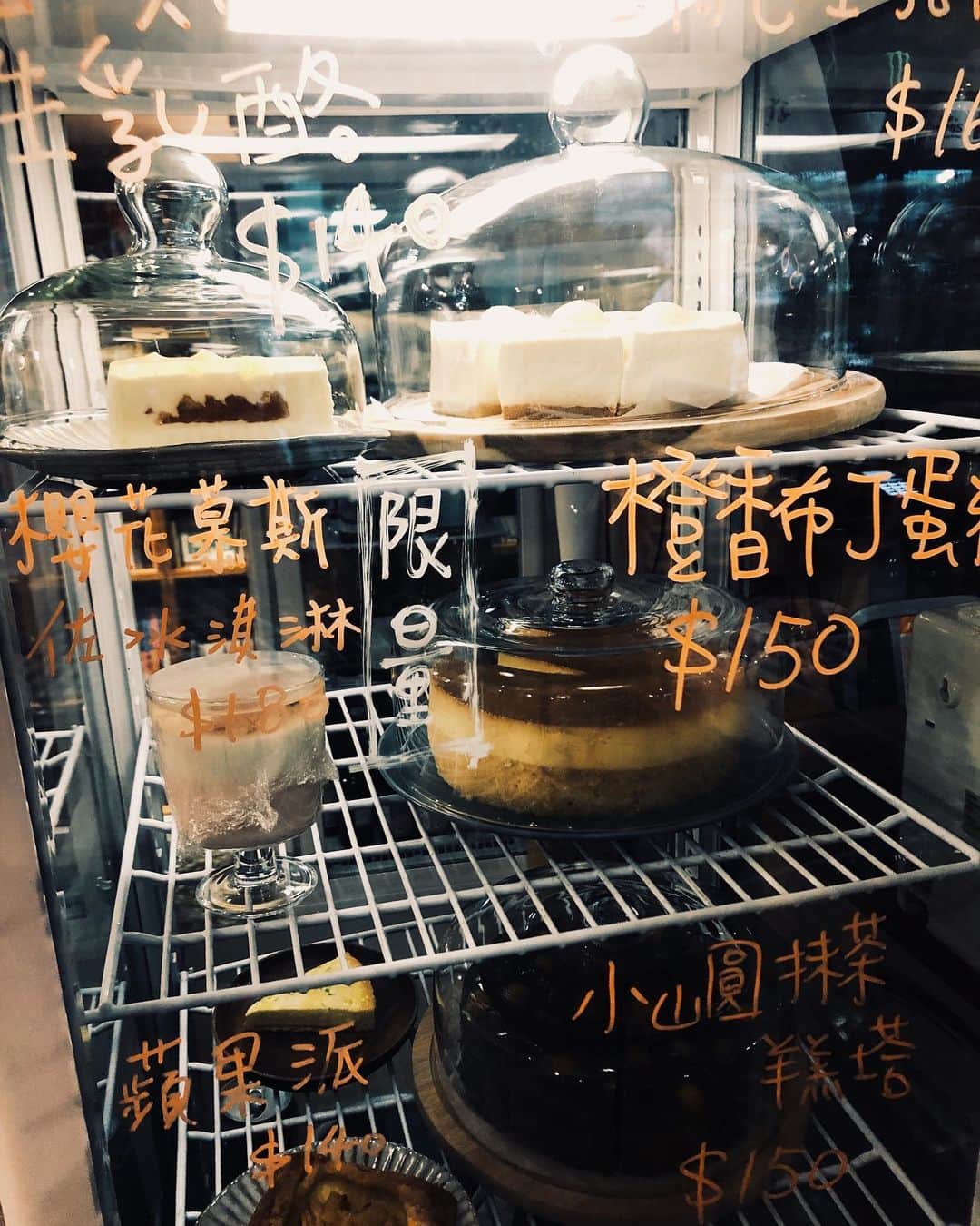ASKAさんのインスタグラム写真 - (ASKAInstagram)「今回の台湾公演を取りまとめてくれた、Welcome MusicのBenson夫妻が手掛けるカフェ「羊毛とお花カフェ」に立寄り、コーヒーとスイーツを。お店オススメのケーキを食べながら、昨日の台湾公演の話に花が咲きました。4枚目に登場するオーナーのBenson直々、皆のコーヒーを淹れてくれました。笑。本当、素敵なお店☕️ #aska #aska_official  #羊毛とお花カフェ #台湾 #taipei #今日だけ甘いもの解禁  #美味しかったです  #welcomemusic  #ありがとう」6月10日 14時18分 - aska_official921